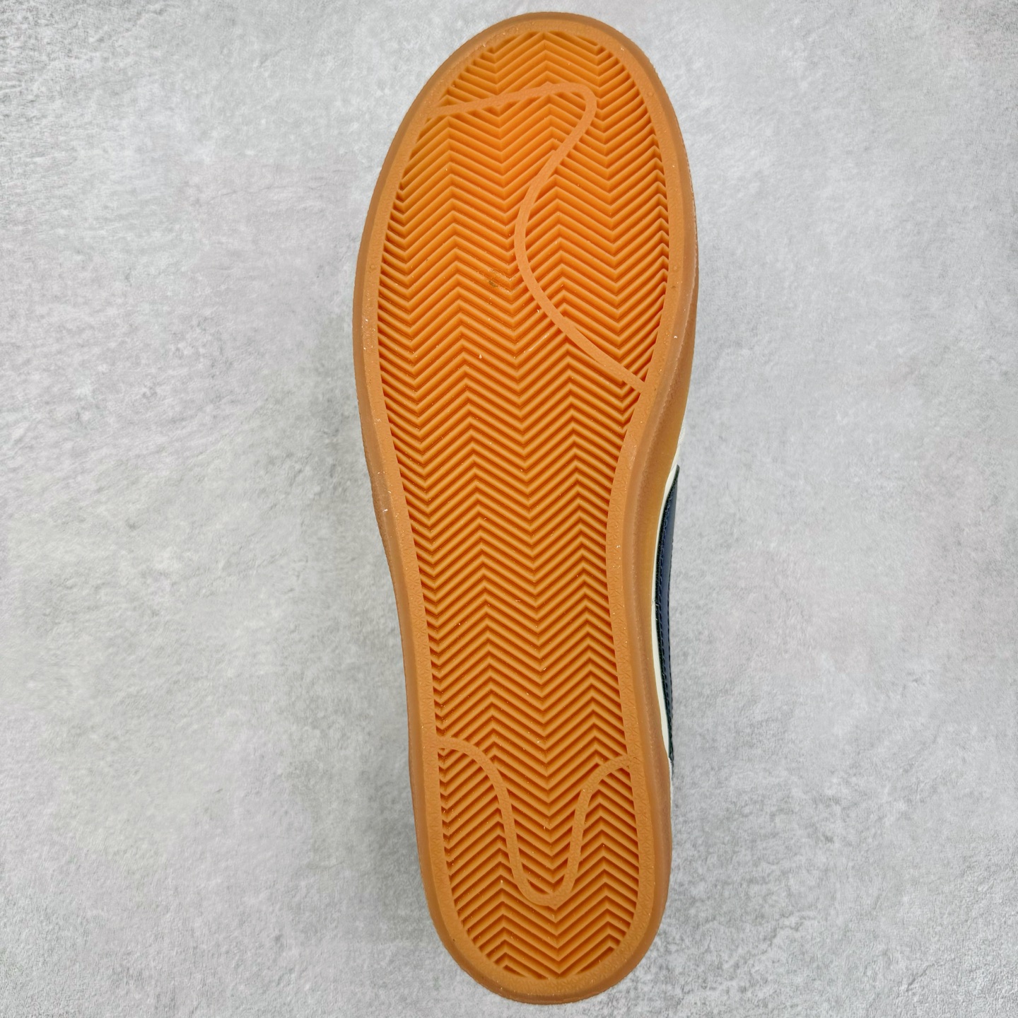 图片[9]-＃奥莱Zp订单福利 J.Crew x NK Killshot II Leather 联名复古板鞋 432997-107 采用米白色皮革制作鞋身 Swoosh 点缀其中 最后搭载棕色生胶大底 流露出满满的复古气气息 独家渠道 市面未流通批次 奥莱直播间499 599一样的东西 碾压市面现存所有版本 公司一样的东西 超值回馈 帮你省钱 支持各种鉴定 采用环保材料的大底 独特的鞋面连者鞋底印刷 演绎出了这个配色的独特风格 眼前的新设计选用皮质 配出当下流行的阴阳元素 呈现属于现代潮流的美感 尺码：35.5 36 36.5 37.5 38 38.5 39 40 40.5 41 42 42.5 43 44 44.5 45-选品中心