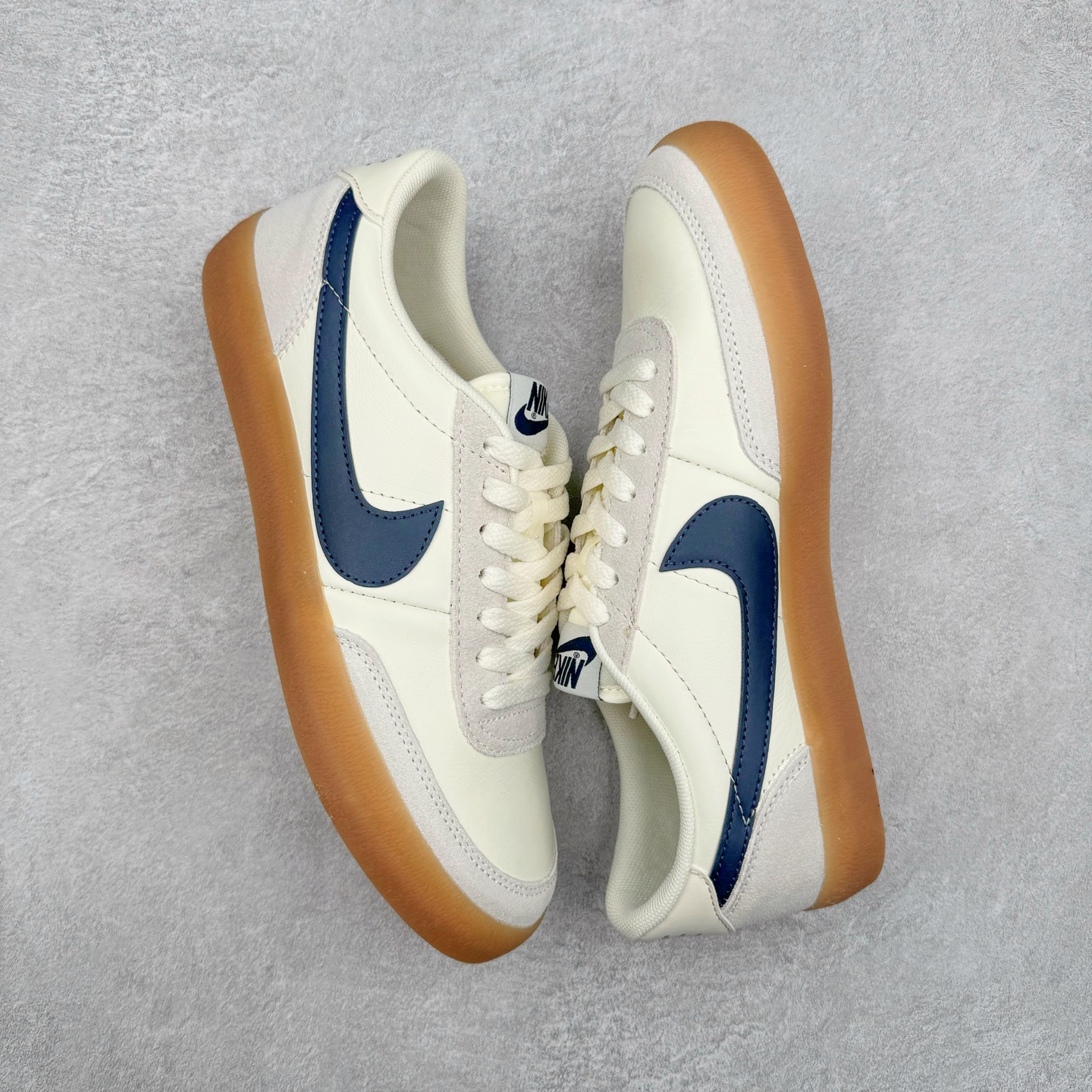 图片[3]-＃奥莱Zp订单福利 J.Crew x NK Killshot II Leather 联名复古板鞋 432997-107 采用米白色皮革制作鞋身 Swoosh 点缀其中 最后搭载棕色生胶大底 流露出满满的复古气气息 独家渠道 市面未流通批次 奥莱直播间499 599一样的东西 碾压市面现存所有版本 公司一样的东西 超值回馈 帮你省钱 支持各种鉴定 采用环保材料的大底 独特的鞋面连者鞋底印刷 演绎出了这个配色的独特风格 眼前的新设计选用皮质 配出当下流行的阴阳元素 呈现属于现代潮流的美感 尺码：35.5 36 36.5 37.5 38 38.5 39 40 40.5 41 42 42.5 43 44 44.5 45-选品中心