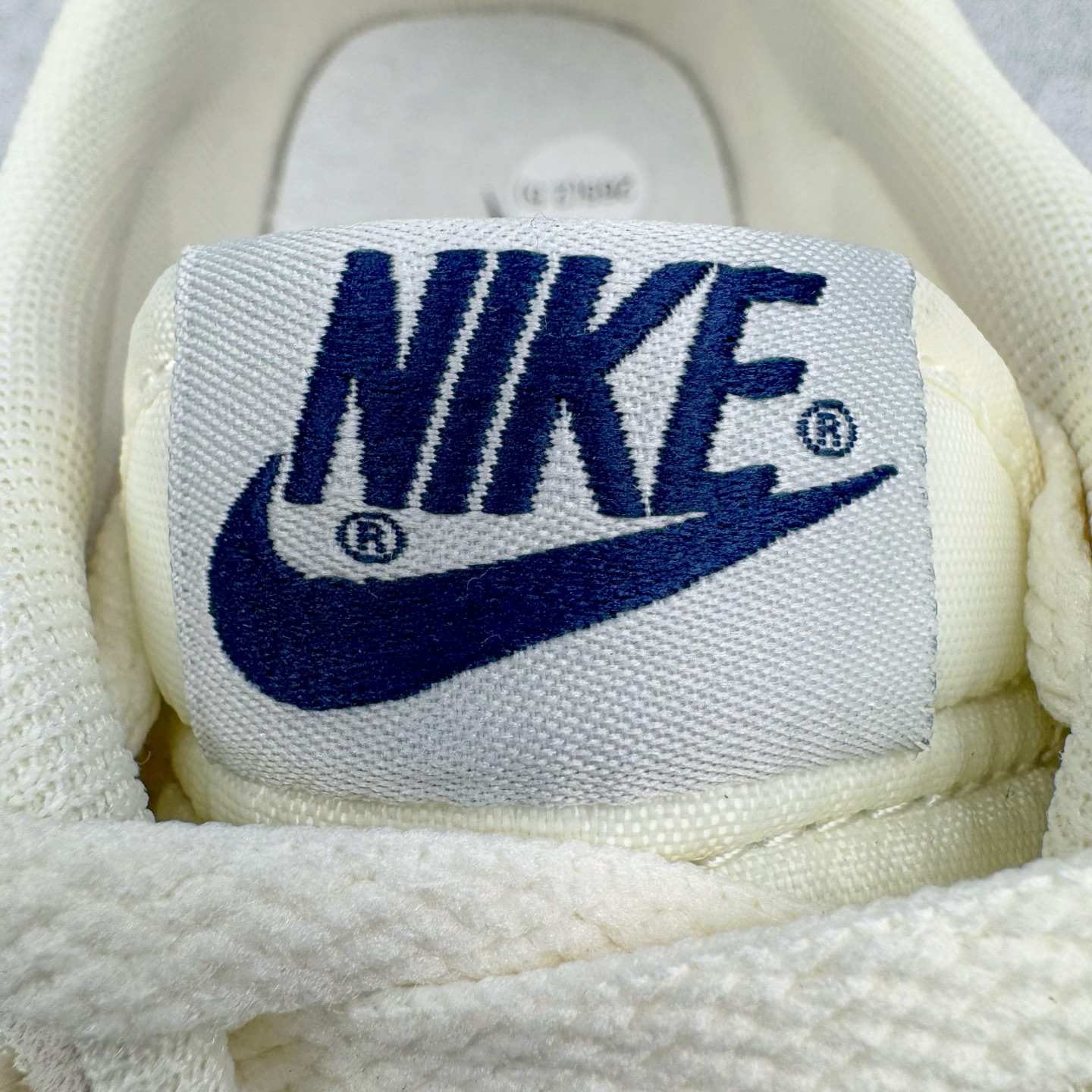 图片[16]-＃奥莱Zp订单福利 J.Crew x NK Killshot II Leather 联名复古板鞋 432997-107 采用米白色皮革制作鞋身 Swoosh 点缀其中 最后搭载棕色生胶大底 流露出满满的复古气气息 独家渠道 市面未流通批次 奥莱直播间499 599一样的东西 碾压市面现存所有版本 公司一样的东西 超值回馈 帮你省钱 支持各种鉴定 采用环保材料的大底 独特的鞋面连者鞋底印刷 演绎出了这个配色的独特风格 眼前的新设计选用皮质 配出当下流行的阴阳元素 呈现属于现代潮流的美感 尺码：35.5 36 36.5 37.5 38 38.5 39 40 40.5 41 42 42.5 43 44 44.5 45-选品中心