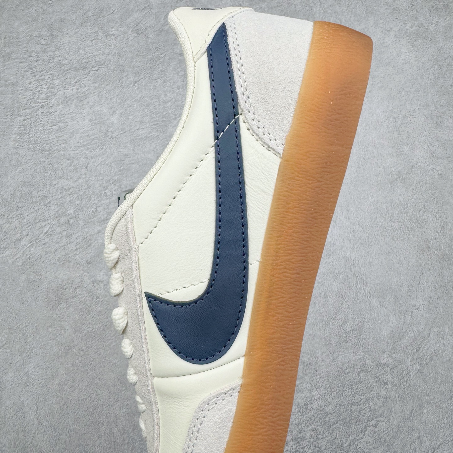 图片[7]-＃奥莱Zp订单福利 J.Crew x NK Killshot II Leather 联名复古板鞋 432997-107 采用米白色皮革制作鞋身 Swoosh 点缀其中 最后搭载棕色生胶大底 流露出满满的复古气气息 独家渠道 市面未流通批次 奥莱直播间499 599一样的东西 碾压市面现存所有版本 公司一样的东西 超值回馈 帮你省钱 支持各种鉴定 采用环保材料的大底 独特的鞋面连者鞋底印刷 演绎出了这个配色的独特风格 眼前的新设计选用皮质 配出当下流行的阴阳元素 呈现属于现代潮流的美感 尺码：35.5 36 36.5 37.5 38 38.5 39 40 40.5 41 42 42.5 43 44 44.5 45-选品中心