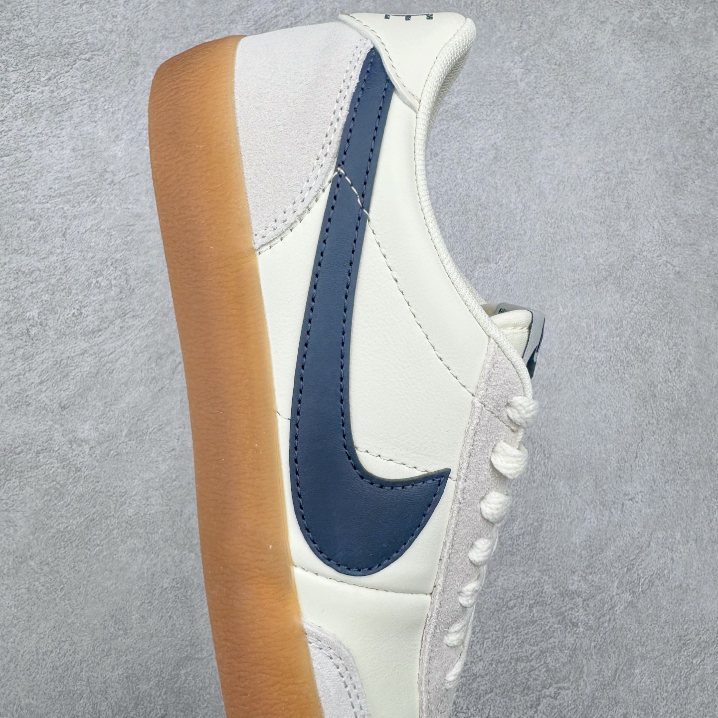 图片[6]-＃奥莱Zp订单福利 J.Crew x NK Killshot II Leather 联名复古板鞋 432997-107 采用米白色皮革制作鞋身 Swoosh 点缀其中 最后搭载棕色生胶大底 流露出满满的复古气气息 独家渠道 市面未流通批次 奥莱直播间499 599一样的东西 碾压市面现存所有版本 公司一样的东西 超值回馈 帮你省钱 支持各种鉴定 采用环保材料的大底 独特的鞋面连者鞋底印刷 演绎出了这个配色的独特风格 眼前的新设计选用皮质 配出当下流行的阴阳元素 呈现属于现代潮流的美感 尺码：35.5 36 36.5 37.5 38 38.5 39 40 40.5 41 42 42.5 43 44 44.5 45-选品中心