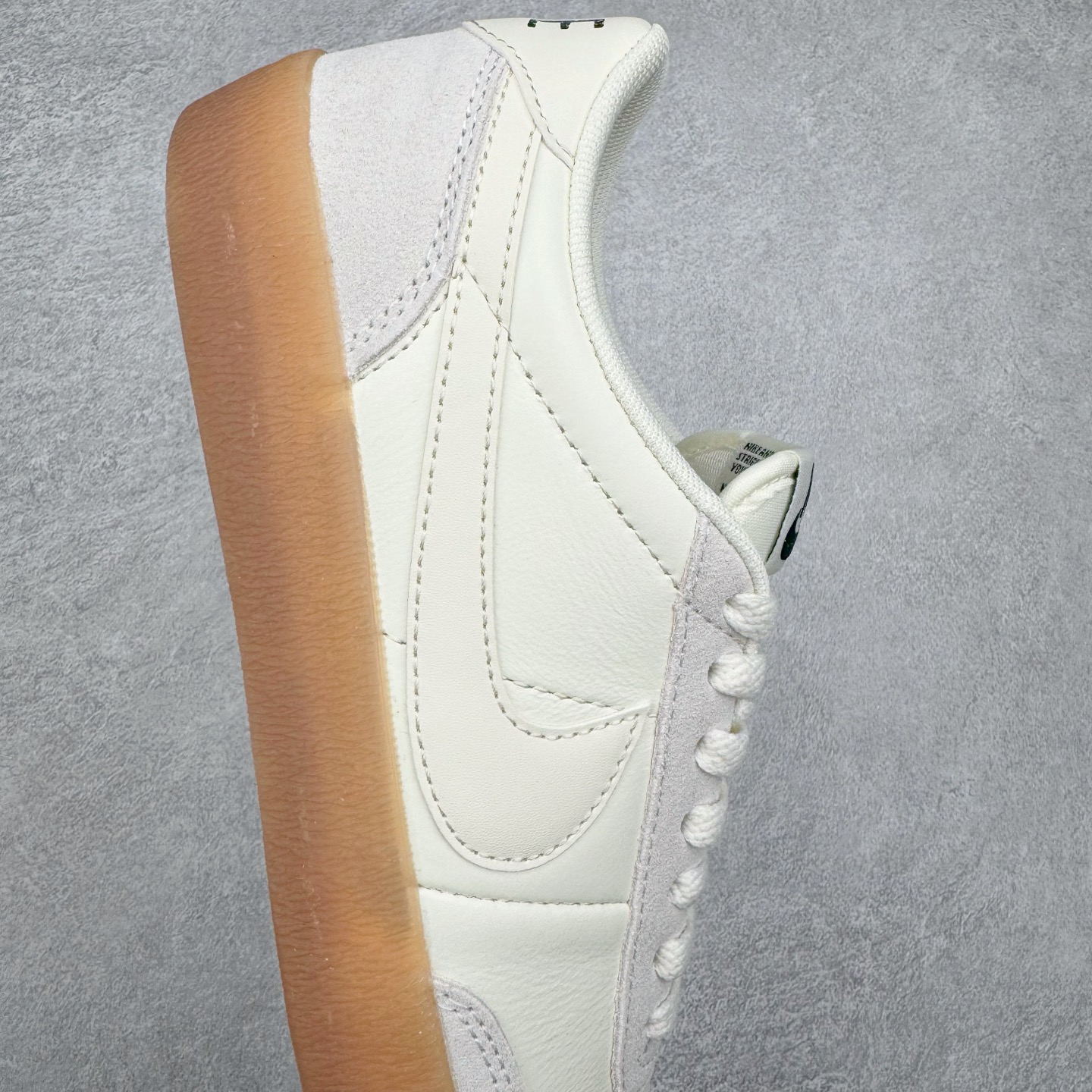 图片[6]-＃奥莱Zp订单福利 J.Crew x NK Killshot II Leather 联名复古板鞋 432997-128 采用米白色皮革制作鞋身 Swoosh 点缀其中 最后搭载棕色生胶大底 流露出满满的复古气气息 独家渠道 市面未流通批次 奥莱直播间499 599一样的东西 碾压市面现存所有版本 公司一样的东西 超值回馈 帮你省钱 支持各种鉴定 采用环保材料的大底 独特的鞋面连者鞋底印刷 演绎出了这个配色的独特风格 眼前的新设计选用皮质 配出当下流行的阴阳元素 呈现属于现代潮流的美感 尺码：35.5 36 36.5 37.5 38 38.5 39 40 40.5 41 42 42.5 43 44 44.5 45-选品中心