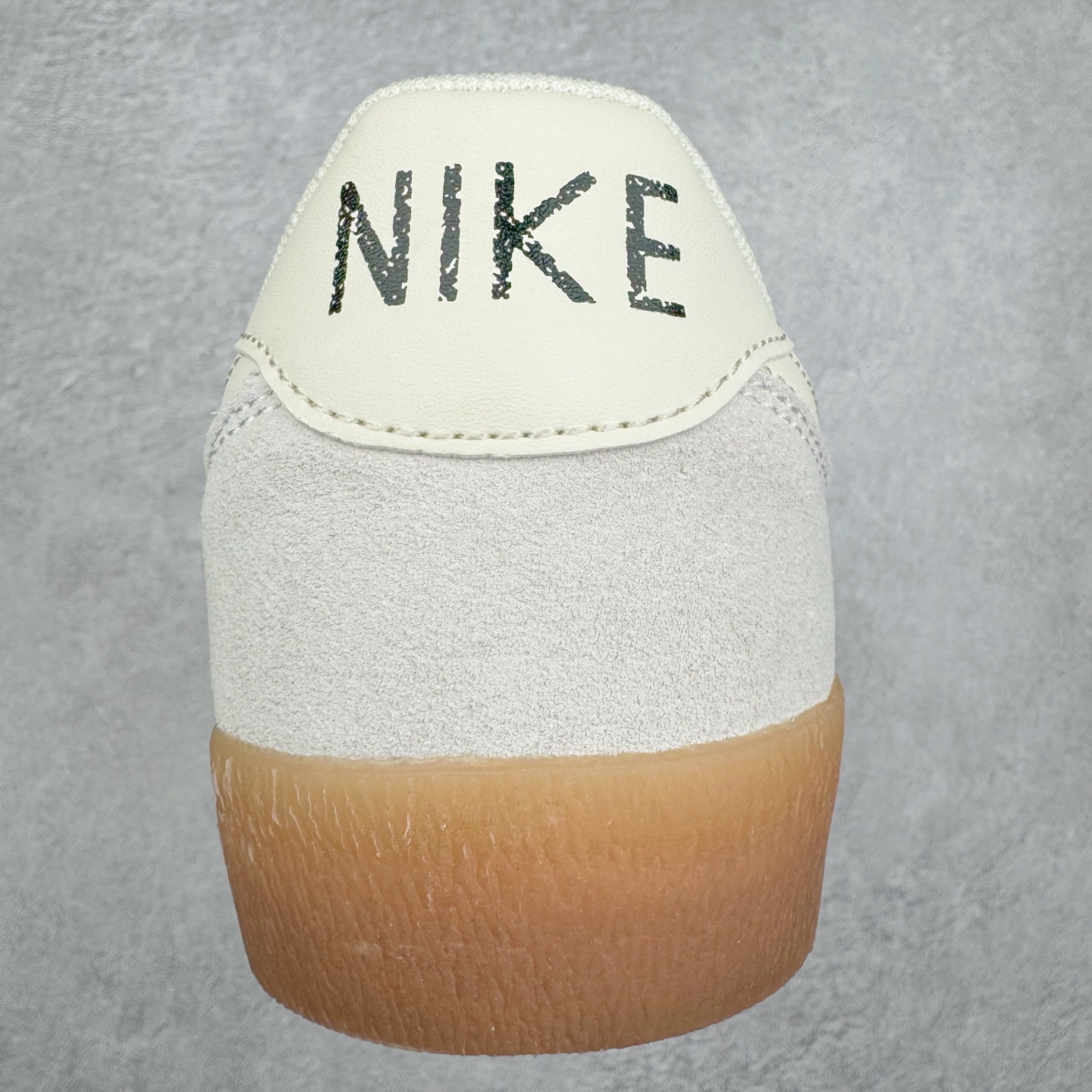 图片[8]-＃奥莱Zp订单福利 J.Crew x NK Killshot II Leather 联名复古板鞋 432997-128 采用米白色皮革制作鞋身 Swoosh 点缀其中 最后搭载棕色生胶大底 流露出满满的复古气气息 独家渠道 市面未流通批次 奥莱直播间499 599一样的东西 碾压市面现存所有版本 公司一样的东西 超值回馈 帮你省钱 支持各种鉴定 采用环保材料的大底 独特的鞋面连者鞋底印刷 演绎出了这个配色的独特风格 眼前的新设计选用皮质 配出当下流行的阴阳元素 呈现属于现代潮流的美感 尺码：35.5 36 36.5 37.5 38 38.5 39 40 40.5 41 42 42.5 43 44 44.5 45-选品中心