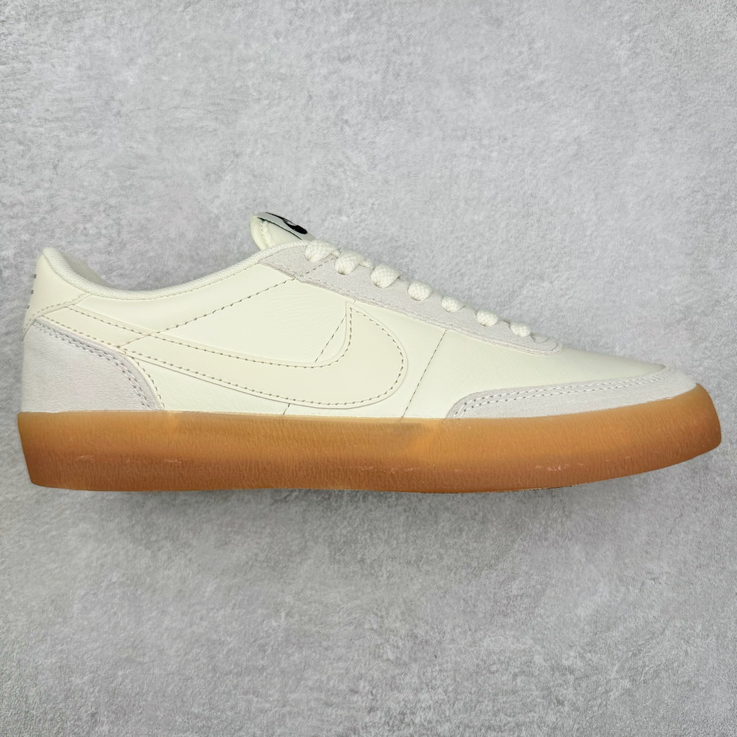 ＃奥莱Zp订单福利 J.Crew x NK Killshot II Leather 联名复古板鞋 432997-128 采用米白色皮革制作鞋身 Swoosh 点缀其中 最后搭载棕色生胶大底 流露出满满的复古气气息 独家渠道 市面未流通批次 奥莱直播间499 599一样的东西 碾压市面现存所有版本 公司一样的东西 超值回馈 帮你省钱 支持各种鉴定 采用环保材料的大底 独特的鞋面连者鞋底印刷 演绎出了这个配色的独特风格 眼前的新设计选用皮质 配出当下流行的阴阳元素 呈现属于现代潮流的美感 尺码：35.5 36 36.5 37.5 38 38.5 39 40 40.5 41 42 42.5 43 44 44.5 45-选品中心