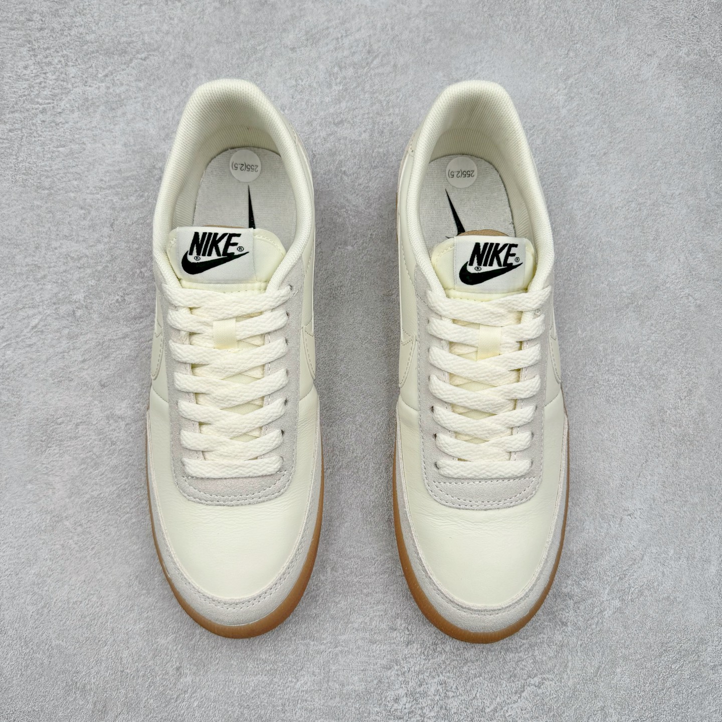 图片[2]-＃奥莱Zp订单福利 J.Crew x NK Killshot II Leather 联名复古板鞋 432997-128 采用米白色皮革制作鞋身 Swoosh 点缀其中 最后搭载棕色生胶大底 流露出满满的复古气气息 独家渠道 市面未流通批次 奥莱直播间499 599一样的东西 碾压市面现存所有版本 公司一样的东西 超值回馈 帮你省钱 支持各种鉴定 采用环保材料的大底 独特的鞋面连者鞋底印刷 演绎出了这个配色的独特风格 眼前的新设计选用皮质 配出当下流行的阴阳元素 呈现属于现代潮流的美感 尺码：35.5 36 36.5 37.5 38 38.5 39 40 40.5 41 42 42.5 43 44 44.5 45-选品中心