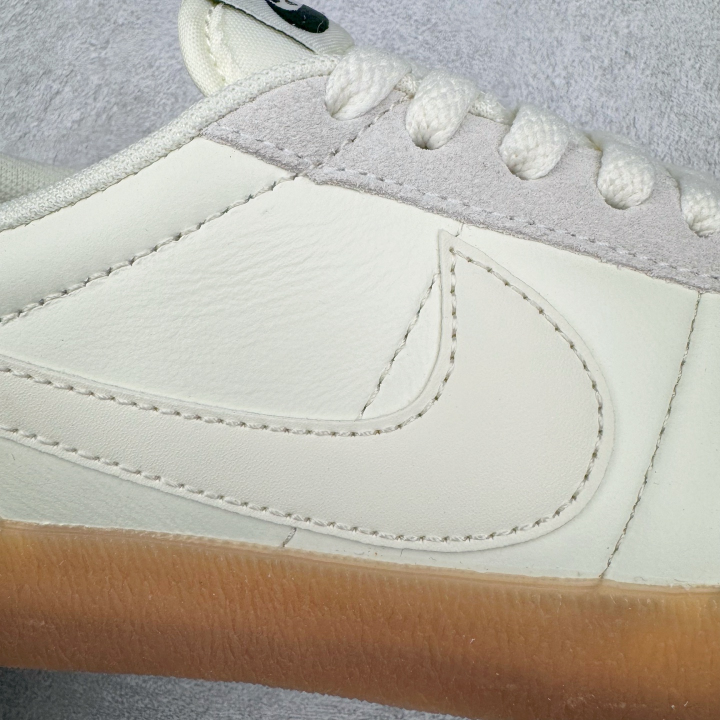 图片[11]-＃奥莱Zp订单福利 J.Crew x NK Killshot II Leather 联名复古板鞋 432997-128 采用米白色皮革制作鞋身 Swoosh 点缀其中 最后搭载棕色生胶大底 流露出满满的复古气气息 独家渠道 市面未流通批次 奥莱直播间499 599一样的东西 碾压市面现存所有版本 公司一样的东西 超值回馈 帮你省钱 支持各种鉴定 采用环保材料的大底 独特的鞋面连者鞋底印刷 演绎出了这个配色的独特风格 眼前的新设计选用皮质 配出当下流行的阴阳元素 呈现属于现代潮流的美感 尺码：35.5 36 36.5 37.5 38 38.5 39 40 40.5 41 42 42.5 43 44 44.5 45-选品中心