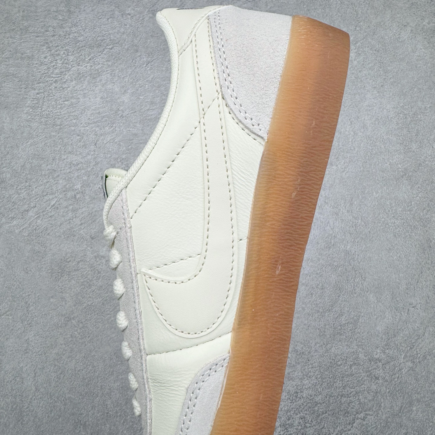 图片[7]-＃奥莱Zp订单福利 J.Crew x NK Killshot II Leather 联名复古板鞋 432997-128 采用米白色皮革制作鞋身 Swoosh 点缀其中 最后搭载棕色生胶大底 流露出满满的复古气气息 独家渠道 市面未流通批次 奥莱直播间499 599一样的东西 碾压市面现存所有版本 公司一样的东西 超值回馈 帮你省钱 支持各种鉴定 采用环保材料的大底 独特的鞋面连者鞋底印刷 演绎出了这个配色的独特风格 眼前的新设计选用皮质 配出当下流行的阴阳元素 呈现属于现代潮流的美感 尺码：35.5 36 36.5 37.5 38 38.5 39 40 40.5 41 42 42.5 43 44 44.5 45-选品中心