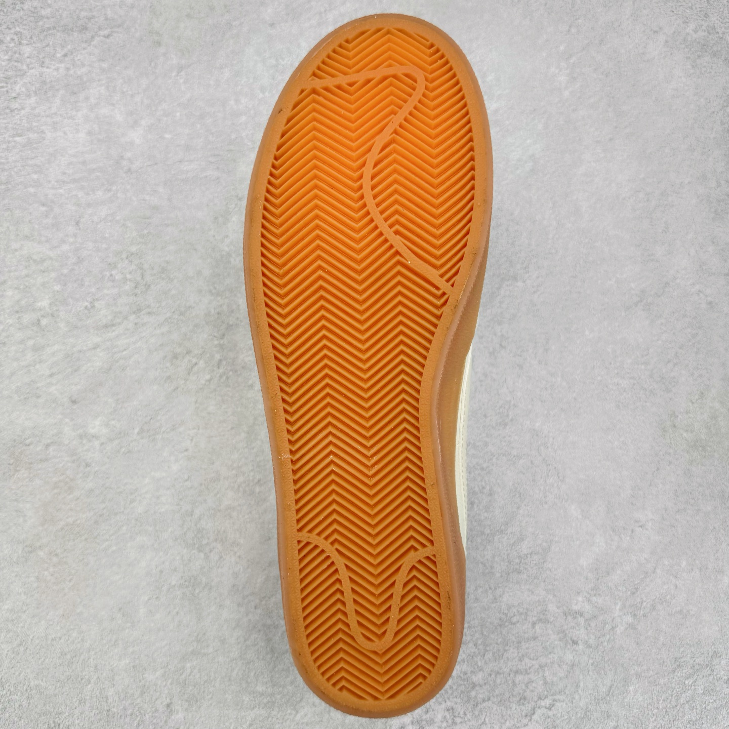 图片[9]-＃奥莱Zp订单福利 J.Crew x NK Killshot II Leather 联名复古板鞋 432997-128 采用米白色皮革制作鞋身 Swoosh 点缀其中 最后搭载棕色生胶大底 流露出满满的复古气气息 独家渠道 市面未流通批次 奥莱直播间499 599一样的东西 碾压市面现存所有版本 公司一样的东西 超值回馈 帮你省钱 支持各种鉴定 采用环保材料的大底 独特的鞋面连者鞋底印刷 演绎出了这个配色的独特风格 眼前的新设计选用皮质 配出当下流行的阴阳元素 呈现属于现代潮流的美感 尺码：35.5 36 36.5 37.5 38 38.5 39 40 40.5 41 42 42.5 43 44 44.5 45-选品中心