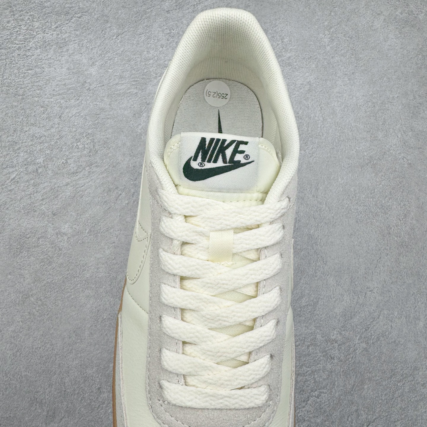 图片[5]-＃奥莱Zp订单福利 J.Crew x NK Killshot II Leather 联名复古板鞋 432997-128 采用米白色皮革制作鞋身 Swoosh 点缀其中 最后搭载棕色生胶大底 流露出满满的复古气气息 独家渠道 市面未流通批次 奥莱直播间499 599一样的东西 碾压市面现存所有版本 公司一样的东西 超值回馈 帮你省钱 支持各种鉴定 采用环保材料的大底 独特的鞋面连者鞋底印刷 演绎出了这个配色的独特风格 眼前的新设计选用皮质 配出当下流行的阴阳元素 呈现属于现代潮流的美感 尺码：35.5 36 36.5 37.5 38 38.5 39 40 40.5 41 42 42.5 43 44 44.5 45-选品中心