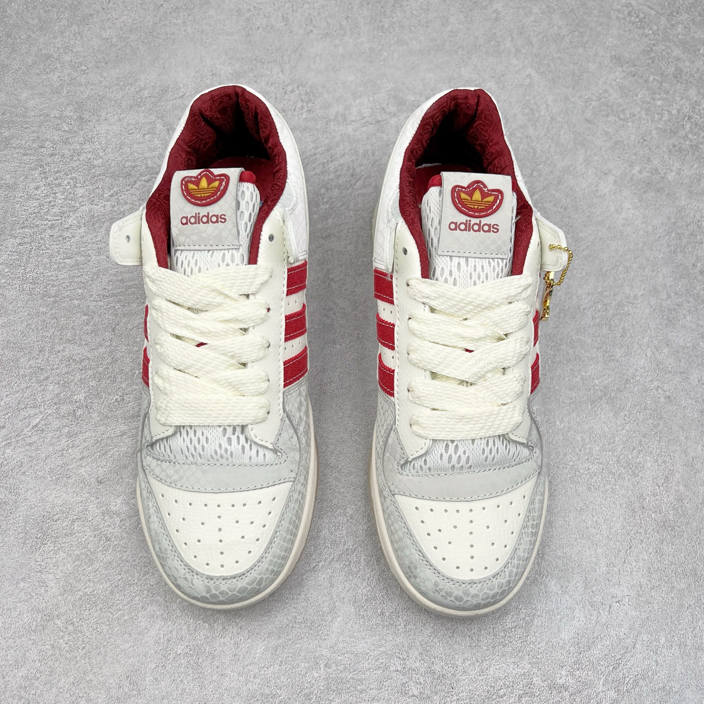 图片[2]-＃C版纯原 AD Forum 84 Low OG 低帮百搭潮流休闲运动板鞋 JP9969 以复古篮球鞋的外形为基础 采用皮革拼接 简约百搭 更加贴合舒适 中底内侧网格造型起到点睛之笔 外底橡胶 更显复古 尺码：36 36.5 37.5 38 38.5 39 40 40.5 41 42 42.5 43 44 44.5 45-选品中心