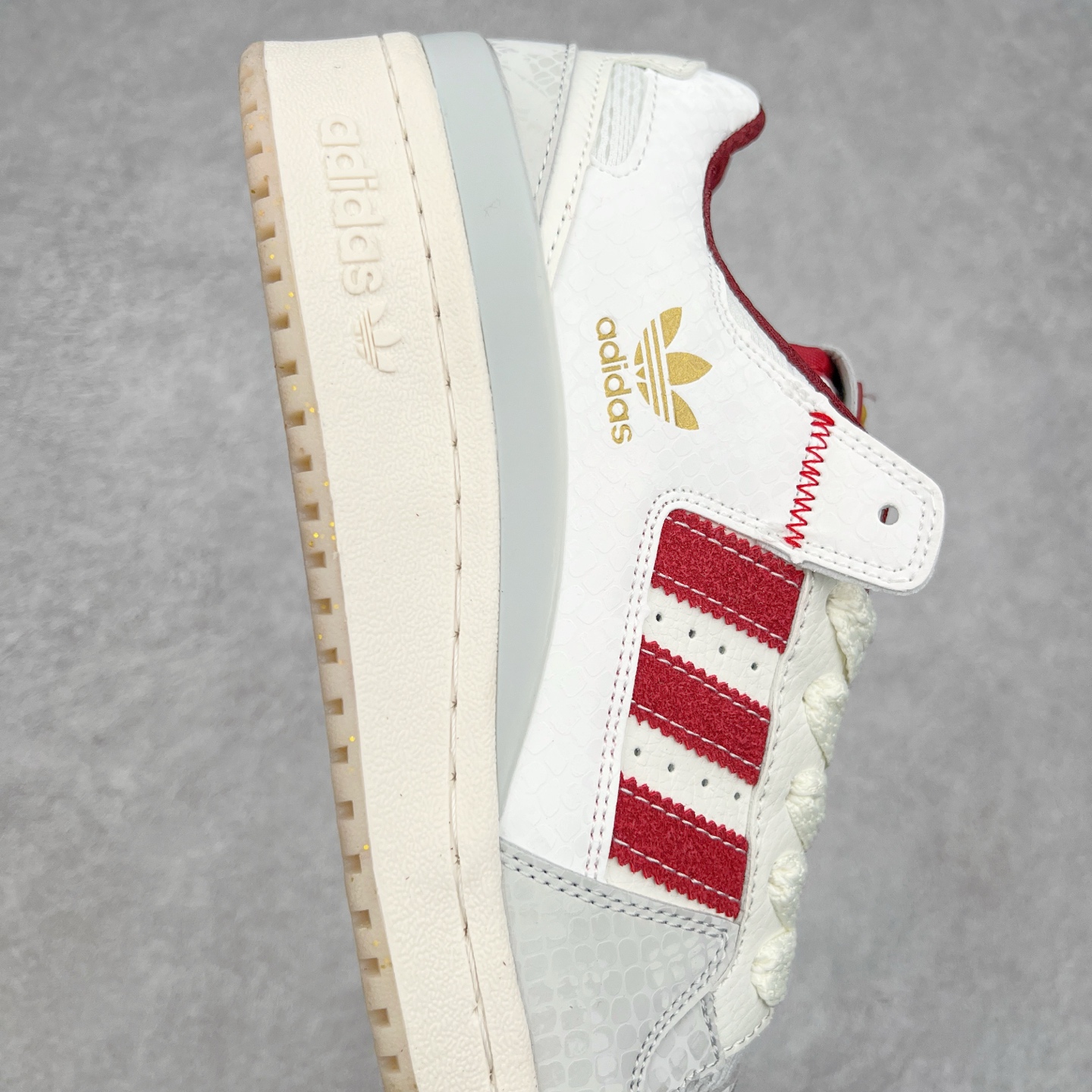 图片[6]-＃C版纯原 AD Forum 84 Low OG 低帮百搭潮流休闲运动板鞋 JP9969 以复古篮球鞋的外形为基础 采用皮革拼接 简约百搭 更加贴合舒适 中底内侧网格造型起到点睛之笔 外底橡胶 更显复古 尺码：36 36.5 37.5 38 38.5 39 40 40.5 41 42 42.5 43 44 44.5 45-选品中心