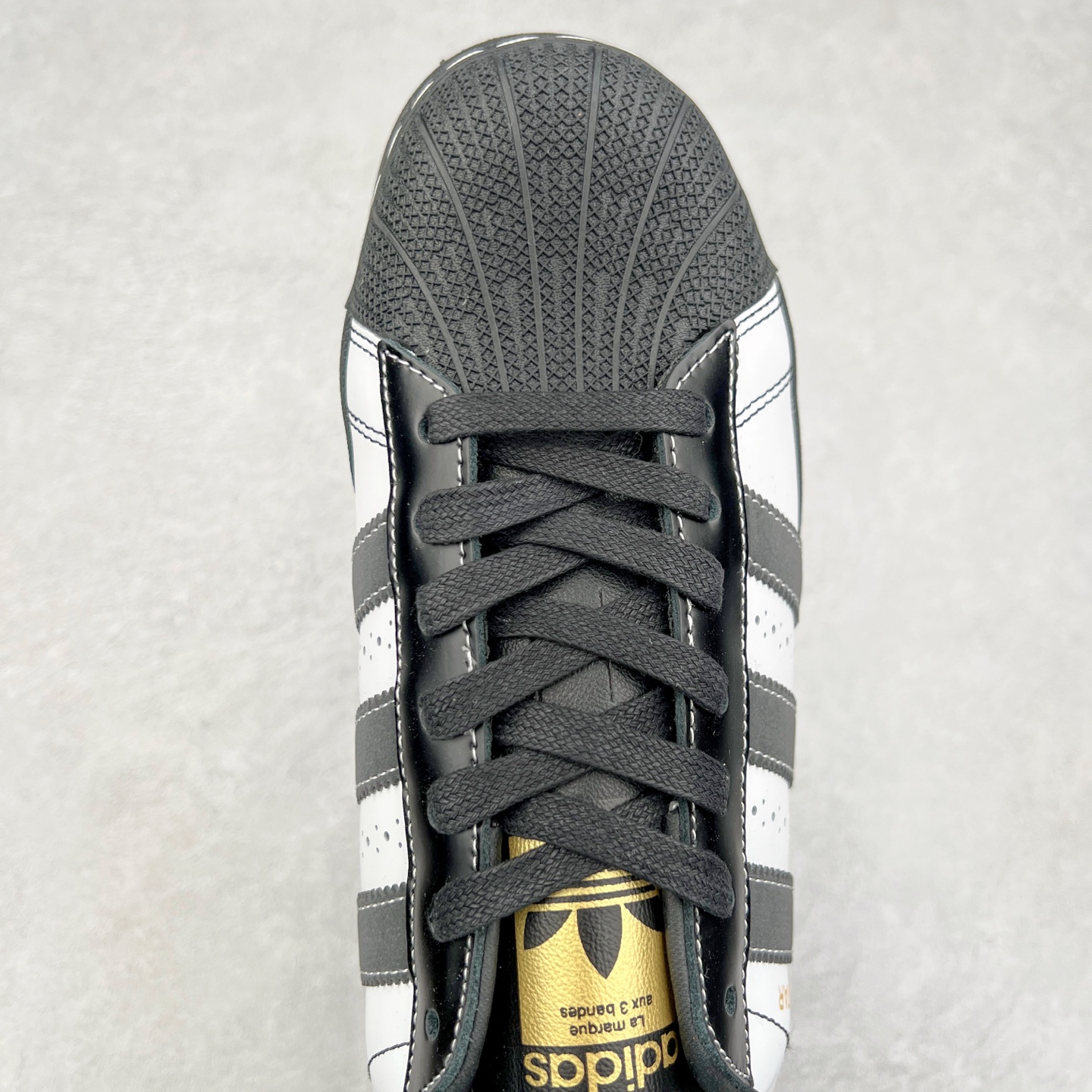 图片[4]-＃特价福利 AD Originals Superstar 经典复古贝壳头厚底板鞋 诞生于1969年 是第一双将全皮面鞋 身与橡胶鞋头结合在一起的低帮篮球鞋 Superstar最开始 是作为高帮篮球鞋Pro Model的低帮版本而出现的 但因为其独特和醒目的橡胶鞋头造型而让大家熟知 被大家形象地称为\\\”shelltoe\\\”贝壳头 在70年代的美国职业篮球场上 接近3/4的NBA球员都将这双Superstar作为场上用鞋 80年代之后 经过不断的改良和发展 Superstar逐渐成为横跨时装、音乐、街头文化、休闲和运动等各大领域的时尚潮鞋 尺码：35.5 36 36.5 37 38 38.5 39 40 40.5 41 42 42.5 43 44 44.5 45-选品中心