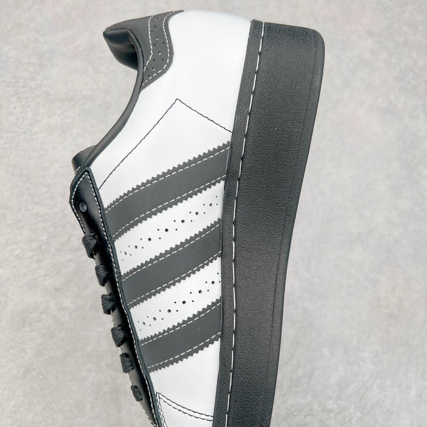 图片[7]-＃特价福利 AD Originals Superstar 经典复古贝壳头厚底板鞋 诞生于1969年 是第一双将全皮面鞋 身与橡胶鞋头结合在一起的低帮篮球鞋 Superstar最开始 是作为高帮篮球鞋Pro Model的低帮版本而出现的 但因为其独特和醒目的橡胶鞋头造型而让大家熟知 被大家形象地称为\\\”shelltoe\\\”贝壳头 在70年代的美国职业篮球场上 接近3/4的NBA球员都将这双Superstar作为场上用鞋 80年代之后 经过不断的改良和发展 Superstar逐渐成为横跨时装、音乐、街头文化、休闲和运动等各大领域的时尚潮鞋 尺码：35.5 36 36.5 37 38 38.5 39 40 40.5 41 42 42.5 43 44 44.5 45-选品中心