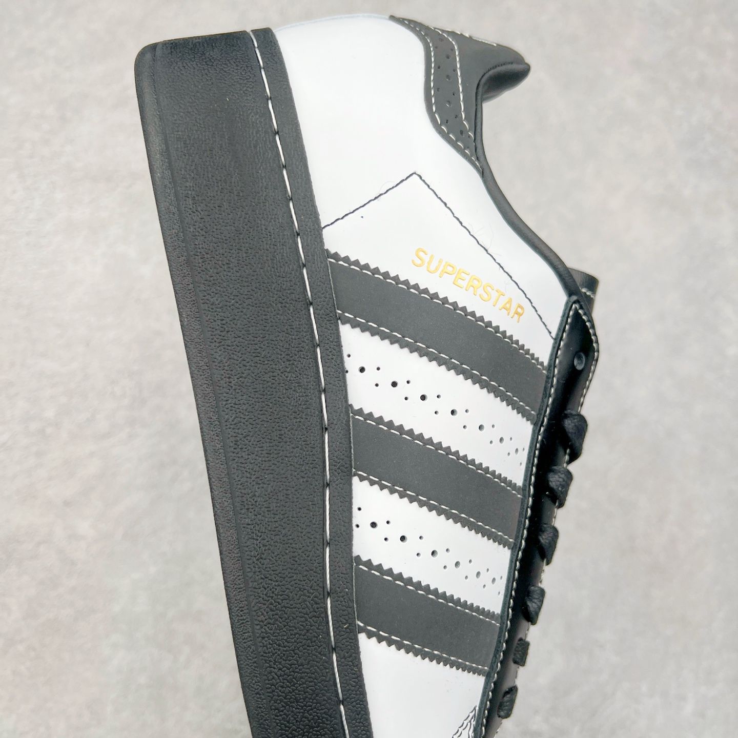 图片[6]-＃特价福利 AD Originals Superstar 经典复古贝壳头厚底板鞋 诞生于1969年 是第一双将全皮面鞋 身与橡胶鞋头结合在一起的低帮篮球鞋 Superstar最开始 是作为高帮篮球鞋Pro Model的低帮版本而出现的 但因为其独特和醒目的橡胶鞋头造型而让大家熟知 被大家形象地称为\\\”shelltoe\\\”贝壳头 在70年代的美国职业篮球场上 接近3/4的NBA球员都将这双Superstar作为场上用鞋 80年代之后 经过不断的改良和发展 Superstar逐渐成为横跨时装、音乐、街头文化、休闲和运动等各大领域的时尚潮鞋 尺码：35.5 36 36.5 37 38 38.5 39 40 40.5 41 42 42.5 43 44 44.5 45-选品中心