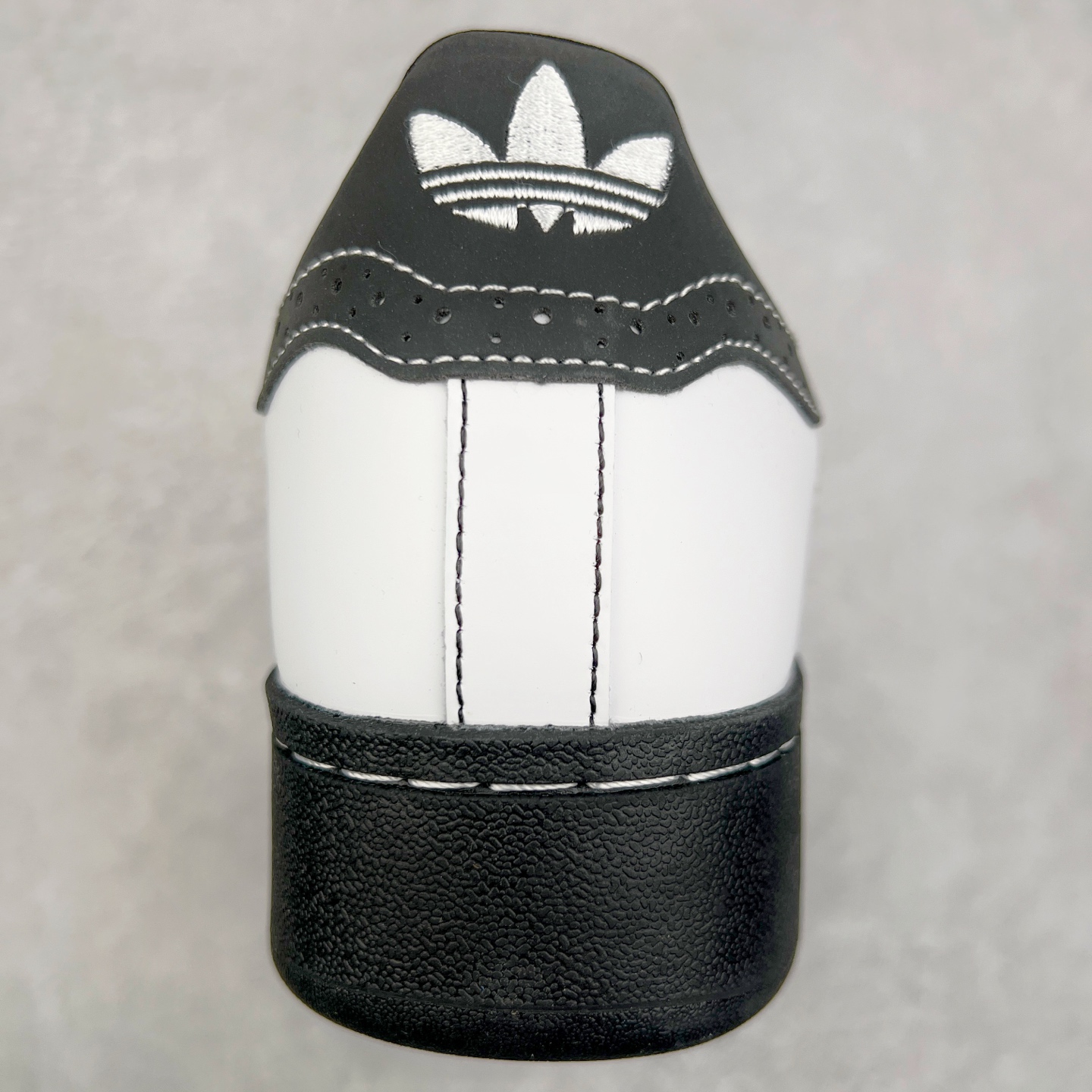 图片[8]-＃特价福利 AD Originals Superstar 经典复古贝壳头厚底板鞋 诞生于1969年 是第一双将全皮面鞋 身与橡胶鞋头结合在一起的低帮篮球鞋 Superstar最开始 是作为高帮篮球鞋Pro Model的低帮版本而出现的 但因为其独特和醒目的橡胶鞋头造型而让大家熟知 被大家形象地称为\\\”shelltoe\\\”贝壳头 在70年代的美国职业篮球场上 接近3/4的NBA球员都将这双Superstar作为场上用鞋 80年代之后 经过不断的改良和发展 Superstar逐渐成为横跨时装、音乐、街头文化、休闲和运动等各大领域的时尚潮鞋 尺码：35.5 36 36.5 37 38 38.5 39 40 40.5 41 42 42.5 43 44 44.5 45-选品中心