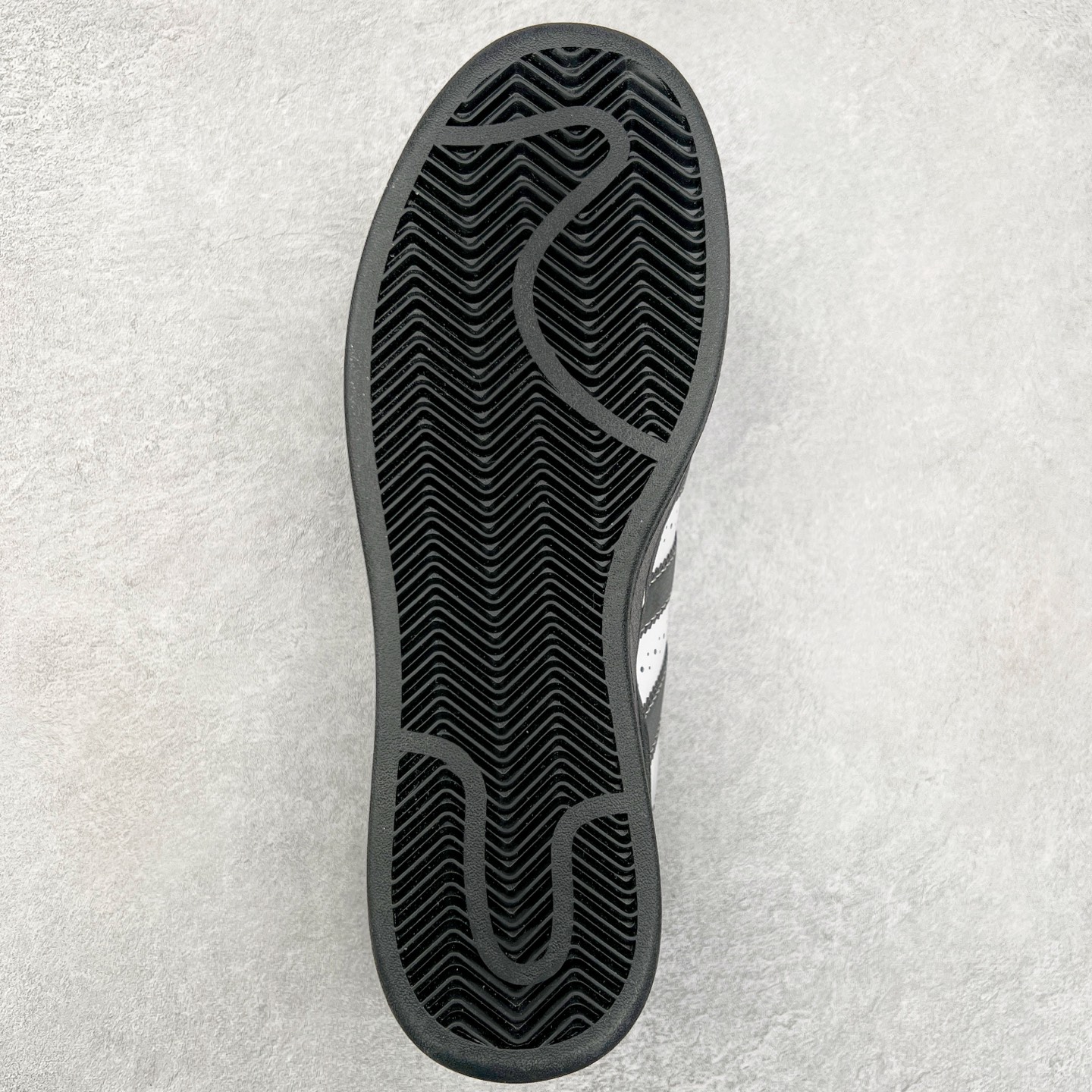 图片[9]-＃特价福利 AD Originals Superstar 经典复古贝壳头厚底板鞋 诞生于1969年 是第一双将全皮面鞋 身与橡胶鞋头结合在一起的低帮篮球鞋 Superstar最开始 是作为高帮篮球鞋Pro Model的低帮版本而出现的 但因为其独特和醒目的橡胶鞋头造型而让大家熟知 被大家形象地称为\\\”shelltoe\\\”贝壳头 在70年代的美国职业篮球场上 接近3/4的NBA球员都将这双Superstar作为场上用鞋 80年代之后 经过不断的改良和发展 Superstar逐渐成为横跨时装、音乐、街头文化、休闲和运动等各大领域的时尚潮鞋 尺码：35.5 36 36.5 37 38 38.5 39 40 40.5 41 42 42.5 43 44 44.5 45-选品中心