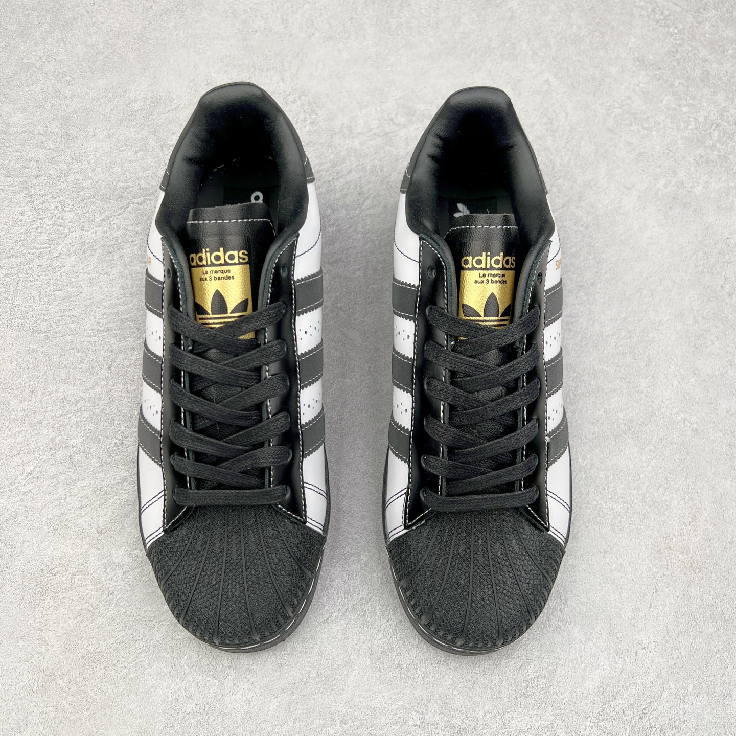 图片[2]-＃特价福利 AD Originals Superstar 经典复古贝壳头厚底板鞋 诞生于1969年 是第一双将全皮面鞋 身与橡胶鞋头结合在一起的低帮篮球鞋 Superstar最开始 是作为高帮篮球鞋Pro Model的低帮版本而出现的 但因为其独特和醒目的橡胶鞋头造型而让大家熟知 被大家形象地称为\\\”shelltoe\\\”贝壳头 在70年代的美国职业篮球场上 接近3/4的NBA球员都将这双Superstar作为场上用鞋 80年代之后 经过不断的改良和发展 Superstar逐渐成为横跨时装、音乐、街头文化、休闲和运动等各大领域的时尚潮鞋 尺码：35.5 36 36.5 37 38 38.5 39 40 40.5 41 42 42.5 43 44 44.5 45-选品中心