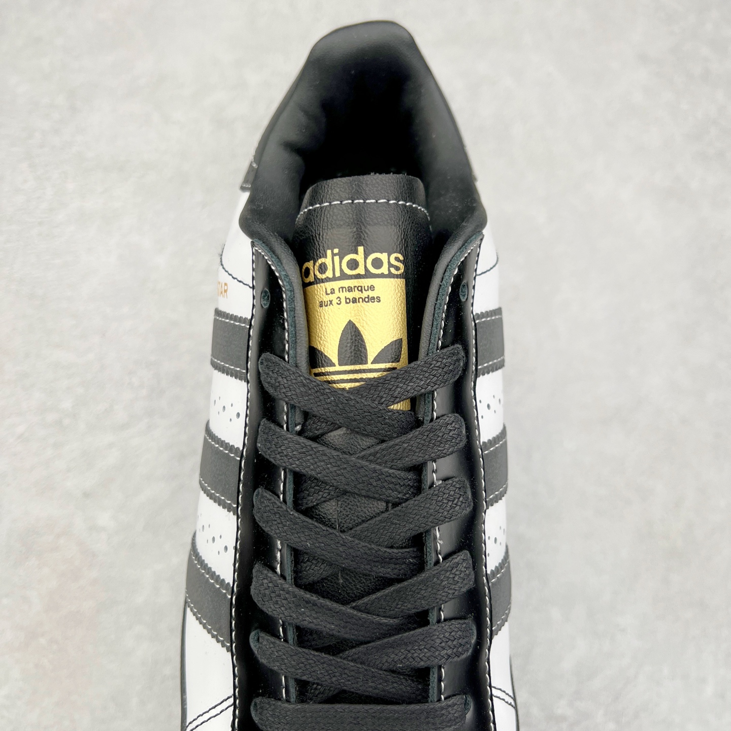 图片[5]-＃特价福利 AD Originals Superstar 经典复古贝壳头厚底板鞋 诞生于1969年 是第一双将全皮面鞋 身与橡胶鞋头结合在一起的低帮篮球鞋 Superstar最开始 是作为高帮篮球鞋Pro Model的低帮版本而出现的 但因为其独特和醒目的橡胶鞋头造型而让大家熟知 被大家形象地称为\\\”shelltoe\\\”贝壳头 在70年代的美国职业篮球场上 接近3/4的NBA球员都将这双Superstar作为场上用鞋 80年代之后 经过不断的改良和发展 Superstar逐渐成为横跨时装、音乐、街头文化、休闲和运动等各大领域的时尚潮鞋 尺码：35.5 36 36.5 37 38 38.5 39 40 40.5 41 42 42.5 43 44 44.5 45-选品中心