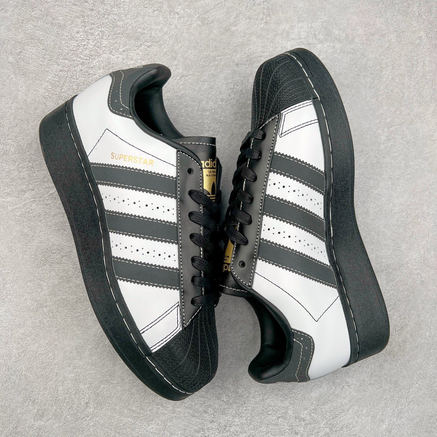 图片[3]-＃特价福利 AD Originals Superstar 经典复古贝壳头厚底板鞋 诞生于1969年 是第一双将全皮面鞋 身与橡胶鞋头结合在一起的低帮篮球鞋 Superstar最开始 是作为高帮篮球鞋Pro Model的低帮版本而出现的 但因为其独特和醒目的橡胶鞋头造型而让大家熟知 被大家形象地称为\\\”shelltoe\\\”贝壳头 在70年代的美国职业篮球场上 接近3/4的NBA球员都将这双Superstar作为场上用鞋 80年代之后 经过不断的改良和发展 Superstar逐渐成为横跨时装、音乐、街头文化、休闲和运动等各大领域的时尚潮鞋 尺码：35.5 36 36.5 37 38 38.5 39 40 40.5 41 42 42.5 43 44 44.5 45-选品中心