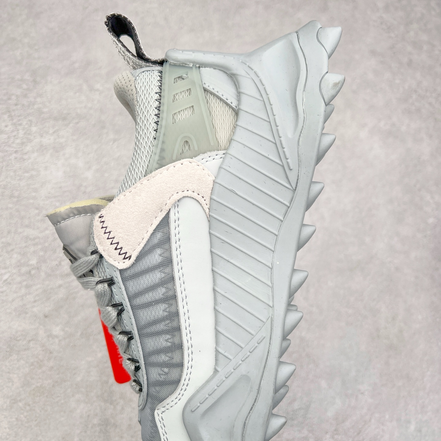 图片[7]-＃KX OFF-WHITE ODSY OW皮革缓震休闲运动鞋 春夏走秀款球鞋 所有配件均通过定做出产正品裁片 原版比例大箭头定制网眼布双拼牛皮进口机器针车 数控针距精准做工不输大牌里层为高密度透气网眼布/垫脚羊皮私模重工抓地橡胶底 后跟坡度最贴切原版鞋型脱模 厚底约4CM 原盒包装配 TPU大底 尺码：36 37 38 39 40 41 42 43 44 45 46 47-选品中心