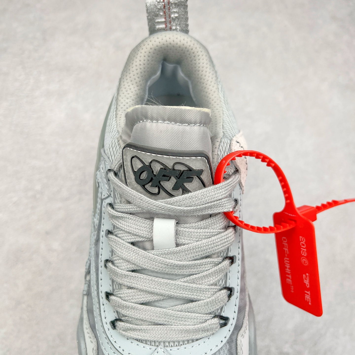 图片[5]-＃KX OFF-WHITE ODSY OW皮革缓震休闲运动鞋 春夏走秀款球鞋 所有配件均通过定做出产正品裁片 原版比例大箭头定制网眼布双拼牛皮进口机器针车 数控针距精准做工不输大牌里层为高密度透气网眼布/垫脚羊皮私模重工抓地橡胶底 后跟坡度最贴切原版鞋型脱模 厚底约4CM 原盒包装配 TPU大底 尺码：36 37 38 39 40 41 42 43 44 45 46 47-选品中心