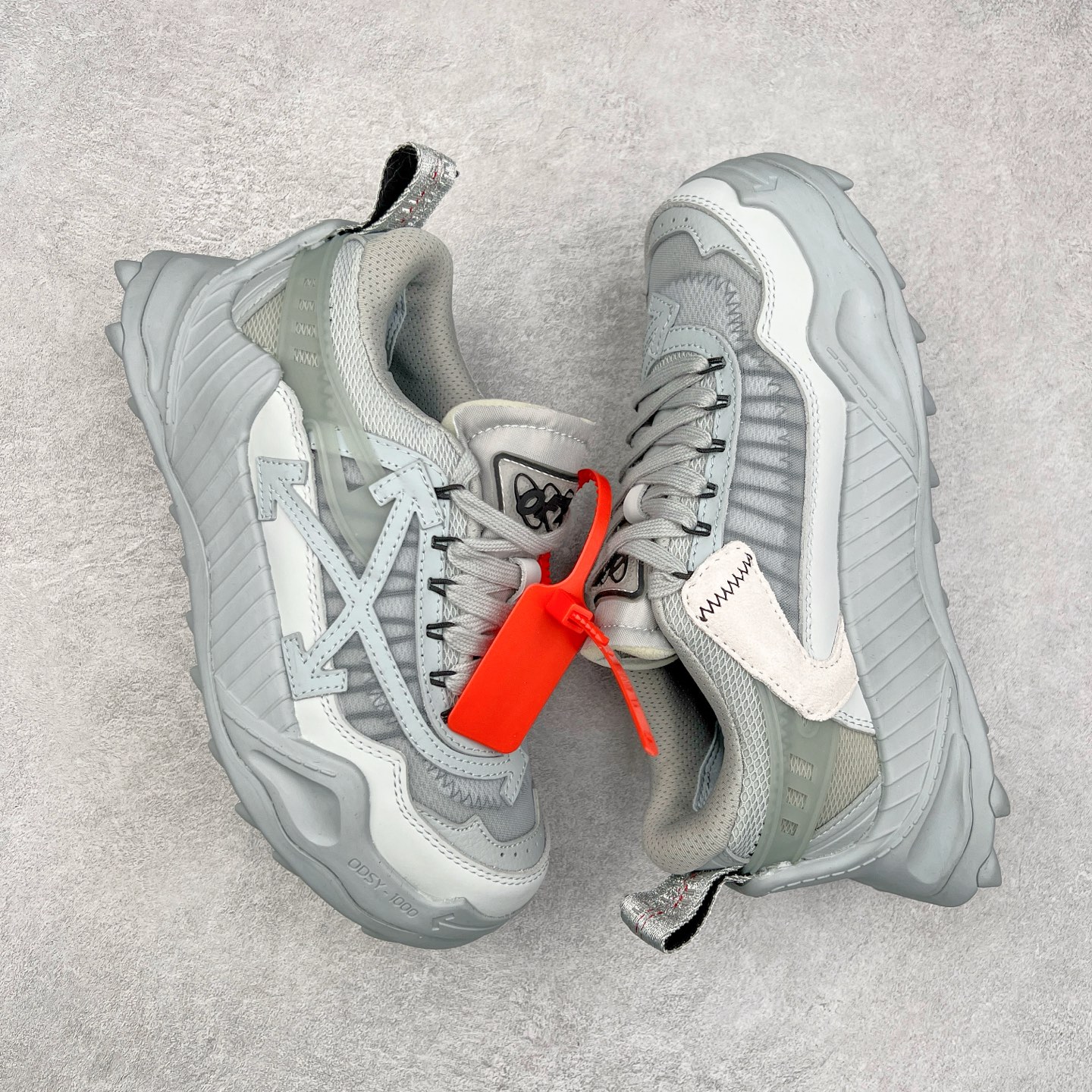 图片[3]-＃KX OFF-WHITE ODSY OW皮革缓震休闲运动鞋 春夏走秀款球鞋 所有配件均通过定做出产正品裁片 原版比例大箭头定制网眼布双拼牛皮进口机器针车 数控针距精准做工不输大牌里层为高密度透气网眼布/垫脚羊皮私模重工抓地橡胶底 后跟坡度最贴切原版鞋型脱模 厚底约4CM 原盒包装配 TPU大底 尺码：36 37 38 39 40 41 42 43 44 45 46 47-选品中心