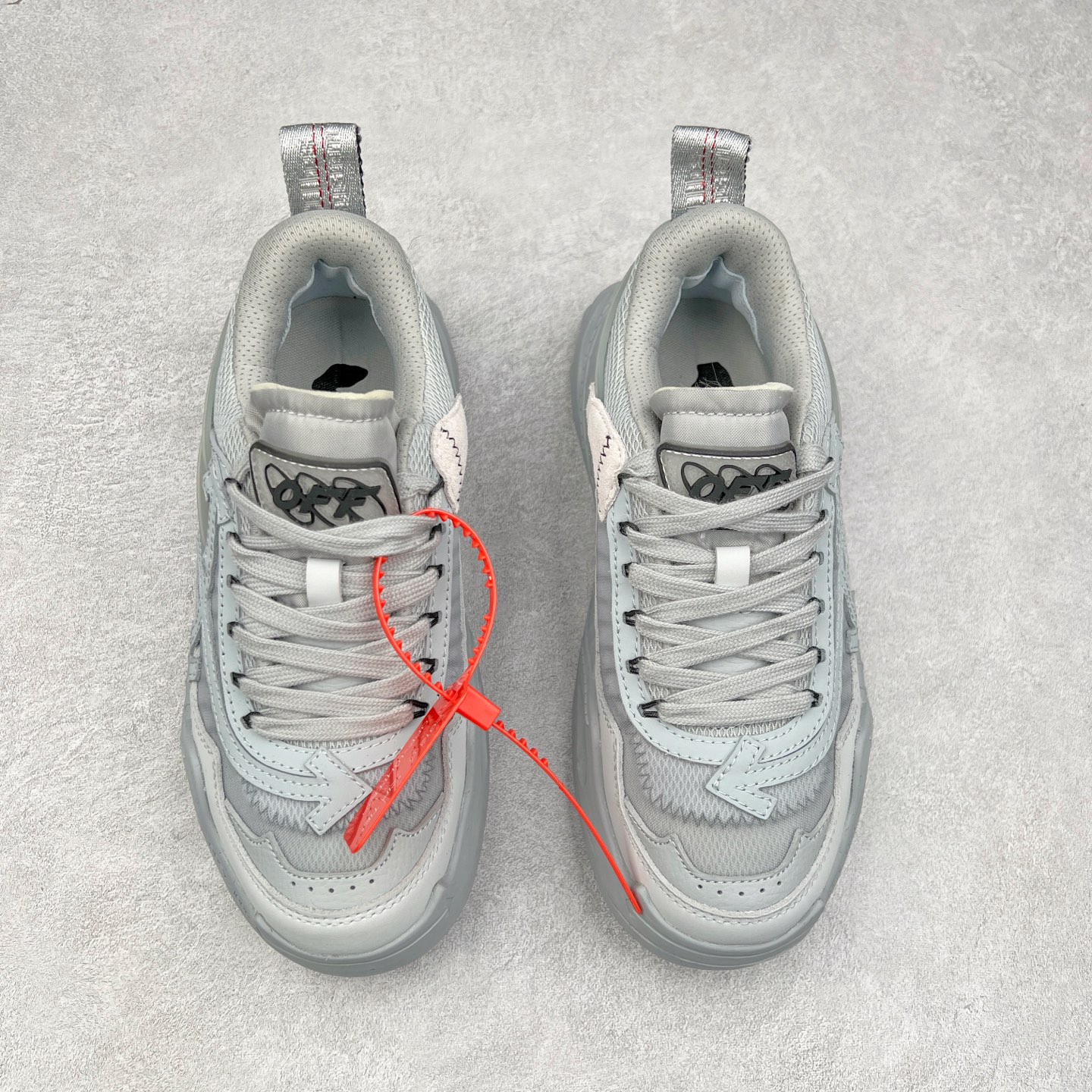 图片[2]-＃KX OFF-WHITE ODSY OW皮革缓震休闲运动鞋 春夏走秀款球鞋 所有配件均通过定做出产正品裁片 原版比例大箭头定制网眼布双拼牛皮进口机器针车 数控针距精准做工不输大牌里层为高密度透气网眼布/垫脚羊皮私模重工抓地橡胶底 后跟坡度最贴切原版鞋型脱模 厚底约4CM 原盒包装配 TPU大底 尺码：36 37 38 39 40 41 42 43 44 45 46 47-选品中心