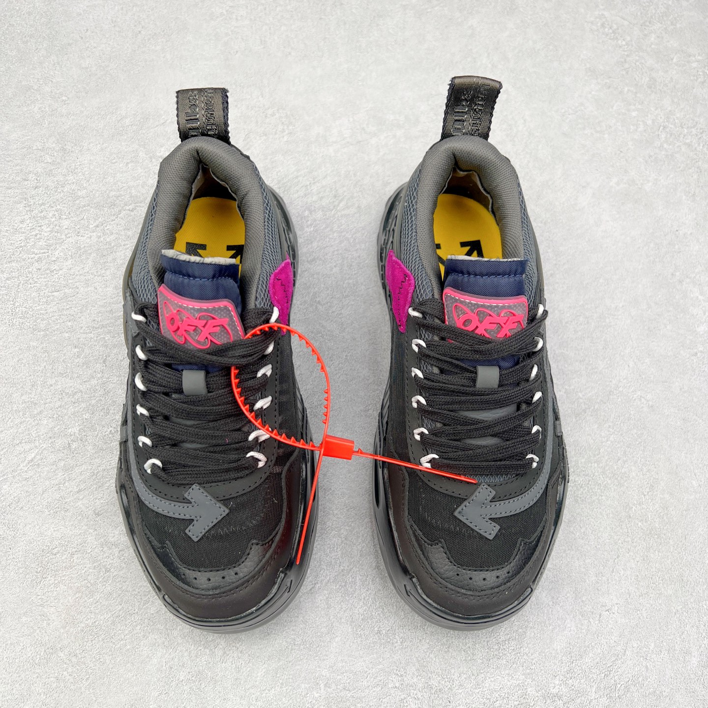 图片[2]-＃KX OFF-WHITE ODSY OW皮革缓震休闲运动鞋 春夏走秀款球鞋 所有配件均通过定做出产正品裁片 原版比例大箭头定制网眼布双拼牛皮进口机器针车 数控针距精准做工不输大牌里层为高密度透气网眼布/垫脚羊皮私模重工抓地橡胶底 后跟坡度最贴切原版鞋型脱模 厚底约4CM 原盒包装配 TPU大底 尺码：36 37 38 39 40 41 42 43 44 45 46 47-选品中心