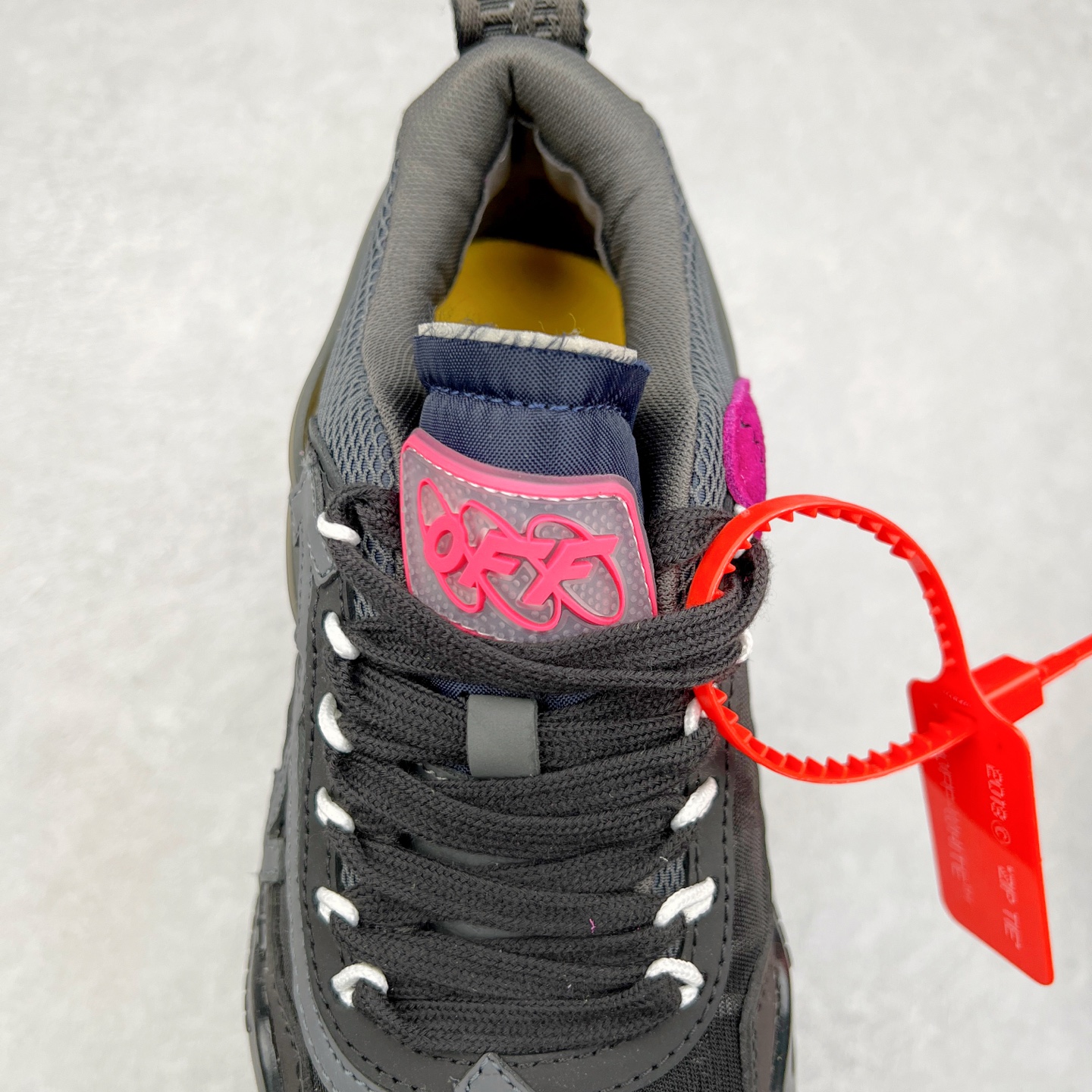 图片[5]-＃KX OFF-WHITE ODSY OW皮革缓震休闲运动鞋 春夏走秀款球鞋 所有配件均通过定做出产正品裁片 原版比例大箭头定制网眼布双拼牛皮进口机器针车 数控针距精准做工不输大牌里层为高密度透气网眼布/垫脚羊皮私模重工抓地橡胶底 后跟坡度最贴切原版鞋型脱模 厚底约4CM 原盒包装配 TPU大底 尺码：36 37 38 39 40 41 42 43 44 45 46 47-选品中心