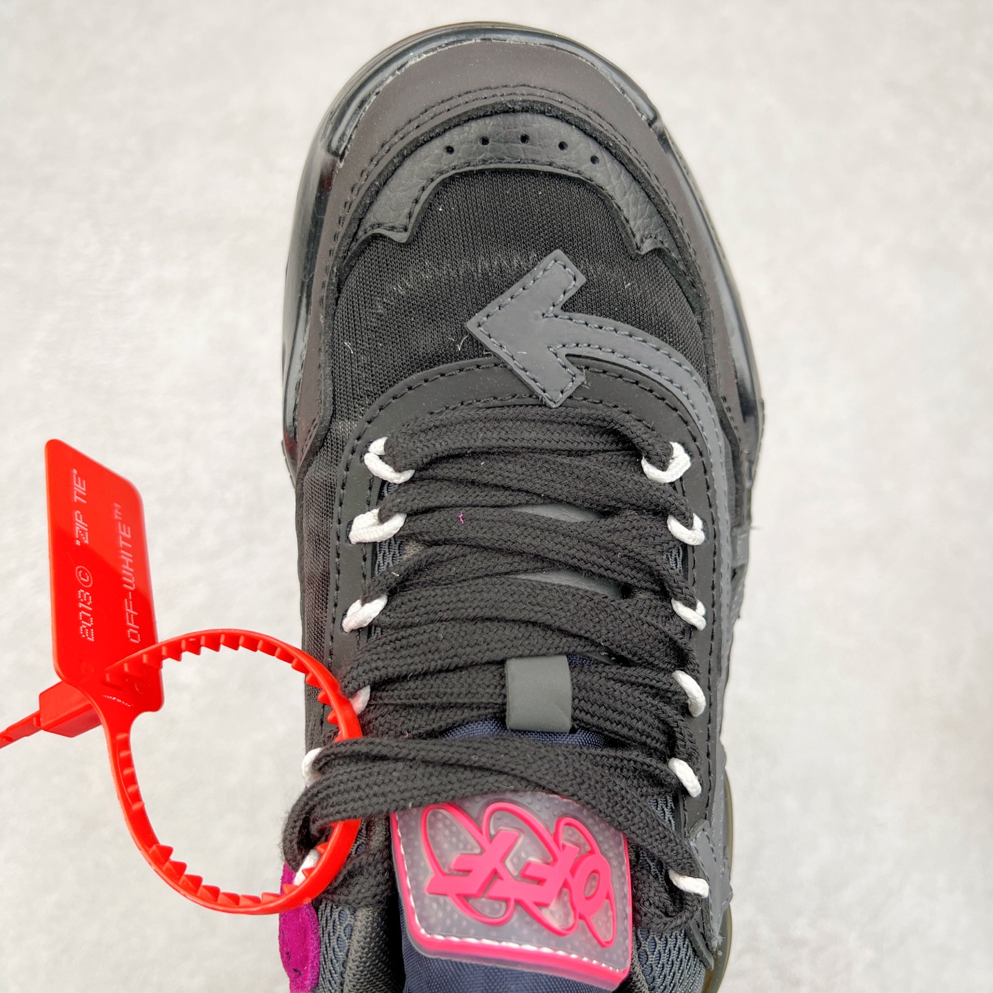 图片[4]-＃KX OFF-WHITE ODSY OW皮革缓震休闲运动鞋 春夏走秀款球鞋 所有配件均通过定做出产正品裁片 原版比例大箭头定制网眼布双拼牛皮进口机器针车 数控针距精准做工不输大牌里层为高密度透气网眼布/垫脚羊皮私模重工抓地橡胶底 后跟坡度最贴切原版鞋型脱模 厚底约4CM 原盒包装配 TPU大底 尺码：36 37 38 39 40 41 42 43 44 45 46 47-选品中心