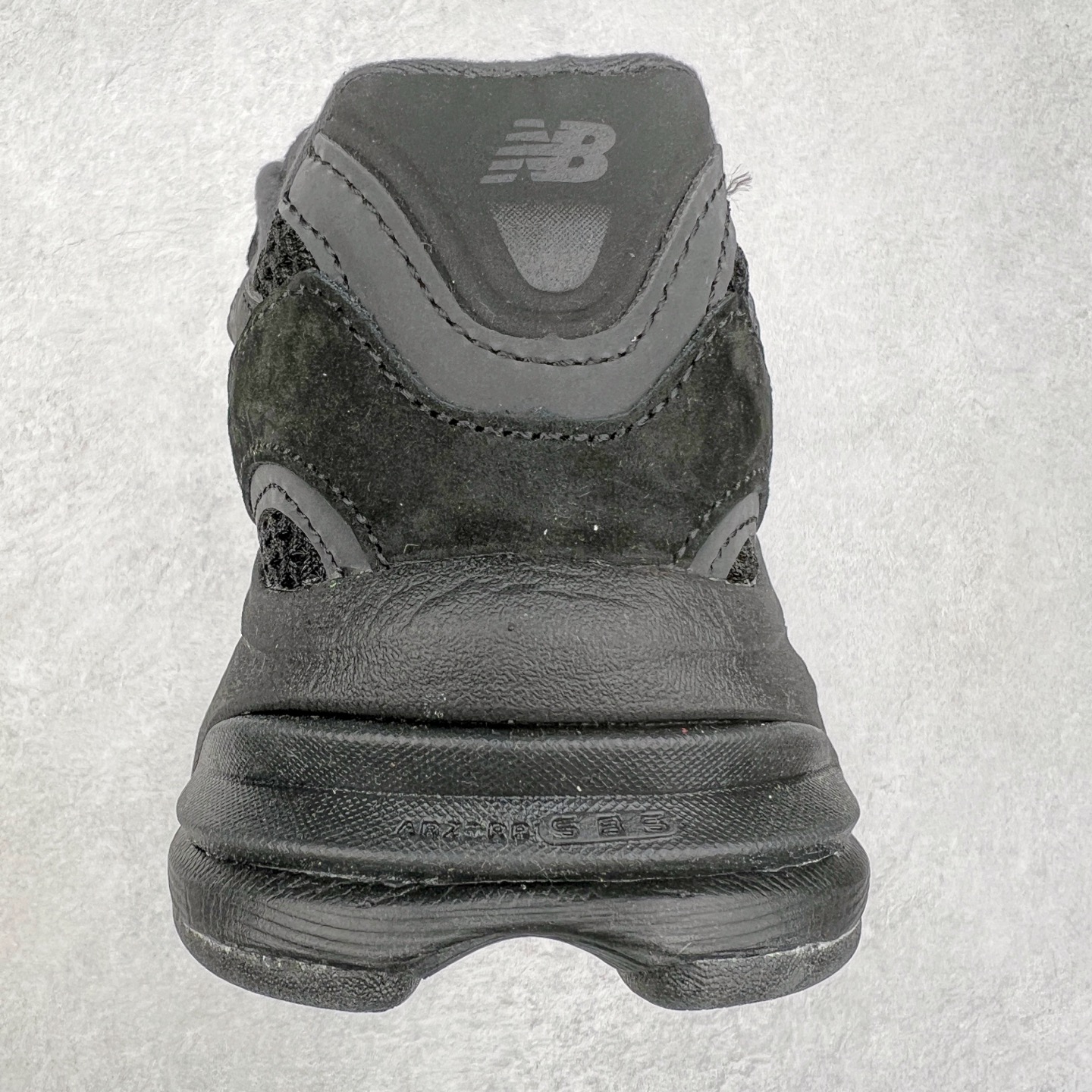 图片[8]-New Balance NB2010系列新百伦经典复古休闲运动板鞋 以ENCAP中底配以升级版 N-ERGY缓震物料 鞋面则采用特色的柔软麂皮搭以NewBalance经典的尼龙网布 低调中还原跑鞋本真 更年轻化的设计理念与材质 让新世代青年得以用全新视角体验经典鞋款的传奇魅力 货号：U2010NB13731 尺码：36 37 37.5 38 38.5 39.5 40 40.5 41.5 42 42.5 43 44-选品中心