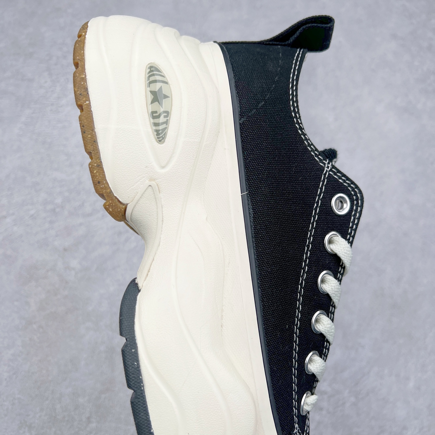 图片[6]-CONVERSE 匡威日系 SURGETRAINER REACT2.0 黑色低帮 复刻大厚底 轻量化升級⁡摆脱重量负担的大厚底完全是夸张复古厚底像是注入跑鞋灵魂，鞋侧的立体All Star标识更是点睛之笔，升級 REACT 2.0 增厚緩震鞋垫- 柔软橡胶鞋底，全新ALL STAR R SARGETRA感觉之前的底更好看诶现在就是普通老爹鞋的厚底造型…货号：31312411-210 尺码：35 36 36.5 37 37.5 38 39 39.5 40 41 41.5 42 42.5 43 44-选品中心