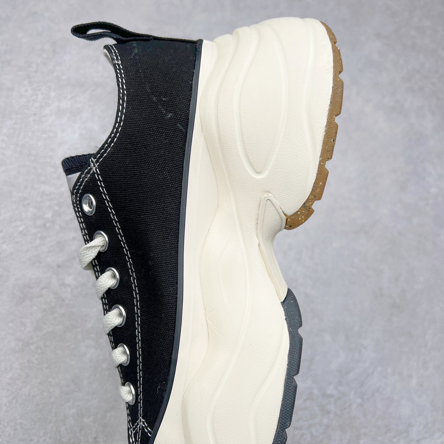 图片[7]-CONVERSE 匡威日系 SURGETRAINER REACT2.0 黑色低帮 复刻大厚底 轻量化升級⁡摆脱重量负担的大厚底完全是夸张复古厚底像是注入跑鞋灵魂，鞋侧的立体All Star标识更是点睛之笔，升級 REACT 2.0 增厚緩震鞋垫- 柔软橡胶鞋底，全新ALL STAR R SARGETRA感觉之前的底更好看诶现在就是普通老爹鞋的厚底造型…货号：31312411-210 尺码：35 36 36.5 37 37.5 38 39 39.5 40 41 41.5 42 42.5 43 44-选品中心