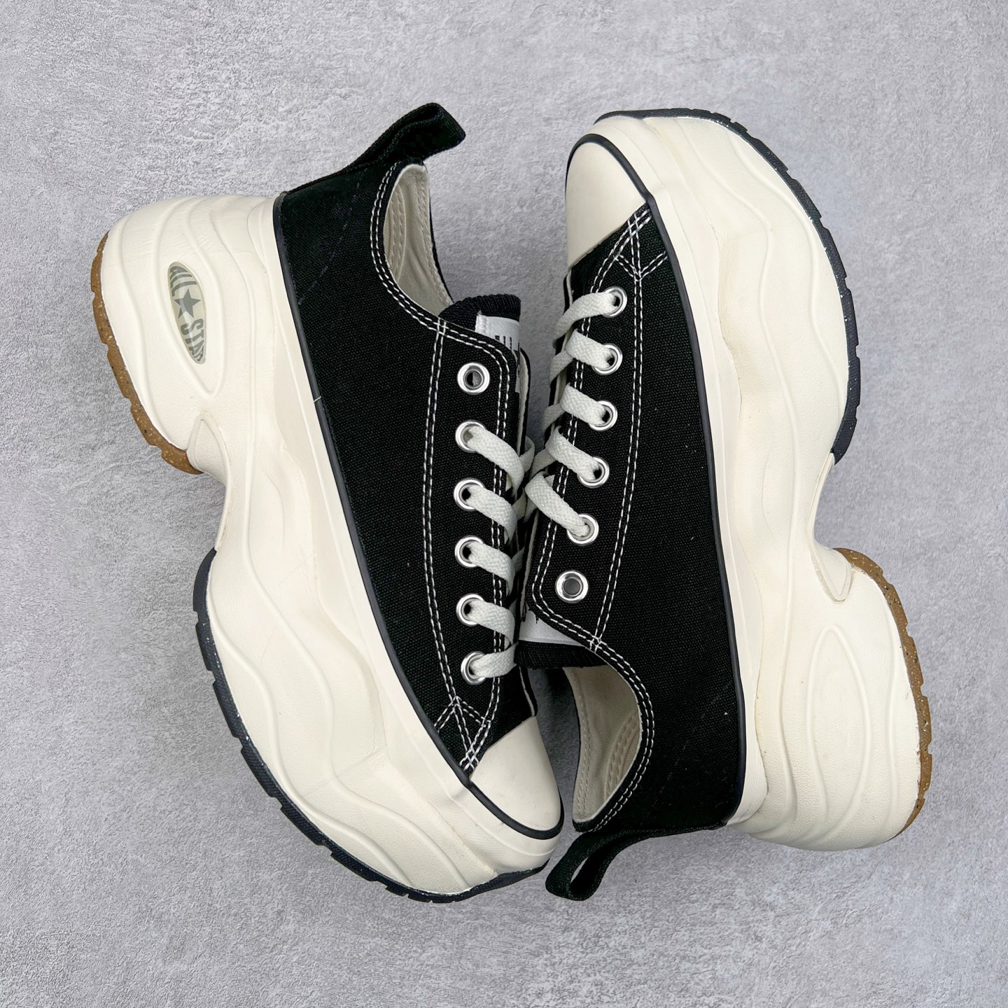 图片[3]-CONVERSE 匡威日系 SURGETRAINER REACT2.0 黑色低帮 复刻大厚底 轻量化升級⁡摆脱重量负担的大厚底完全是夸张复古厚底像是注入跑鞋灵魂，鞋侧的立体All Star标识更是点睛之笔，升級 REACT 2.0 增厚緩震鞋垫- 柔软橡胶鞋底，全新ALL STAR R SARGETRA感觉之前的底更好看诶现在就是普通老爹鞋的厚底造型…货号：31312411-210 尺码：35 36 36.5 37 37.5 38 39 39.5 40 41 41.5 42 42.5 43 44-选品中心