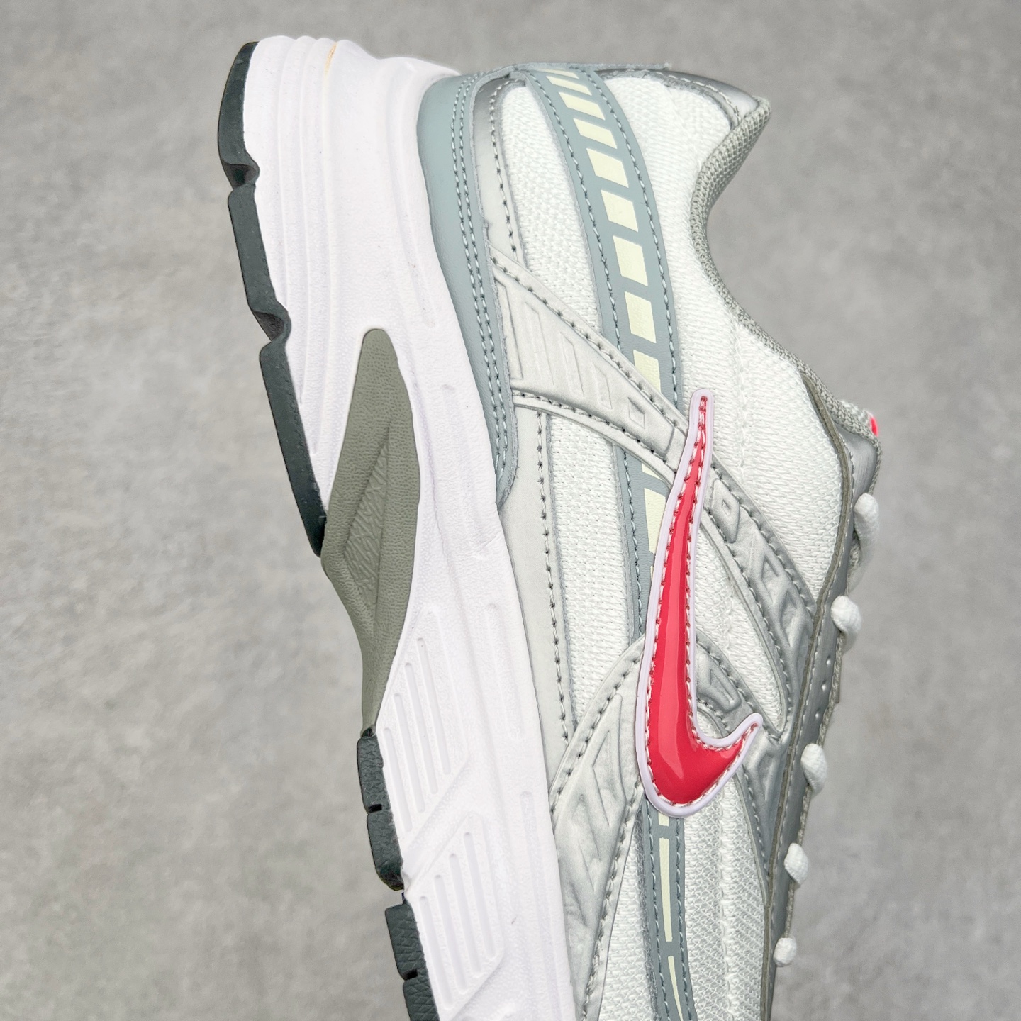 图片[6]-NK Initiator 创始者系列复古老爹鞋运动舒适复古网布合成革减震防滑耐磨低帮休闲跑步鞋 394053-101 Ins爆火全新韩系古着风 回味经典 采用透气网眼鞋面和支撑覆盖层 自然运动设计的Phlyon中底用于缓冲 BRS 1000碳橡胶外底具有轻质柔韧性 牵引力和耐用性 尺码：36 36.5 37.5 38 38.5 39 40 40.5 41 42 42.5 43 44 45-选品中心