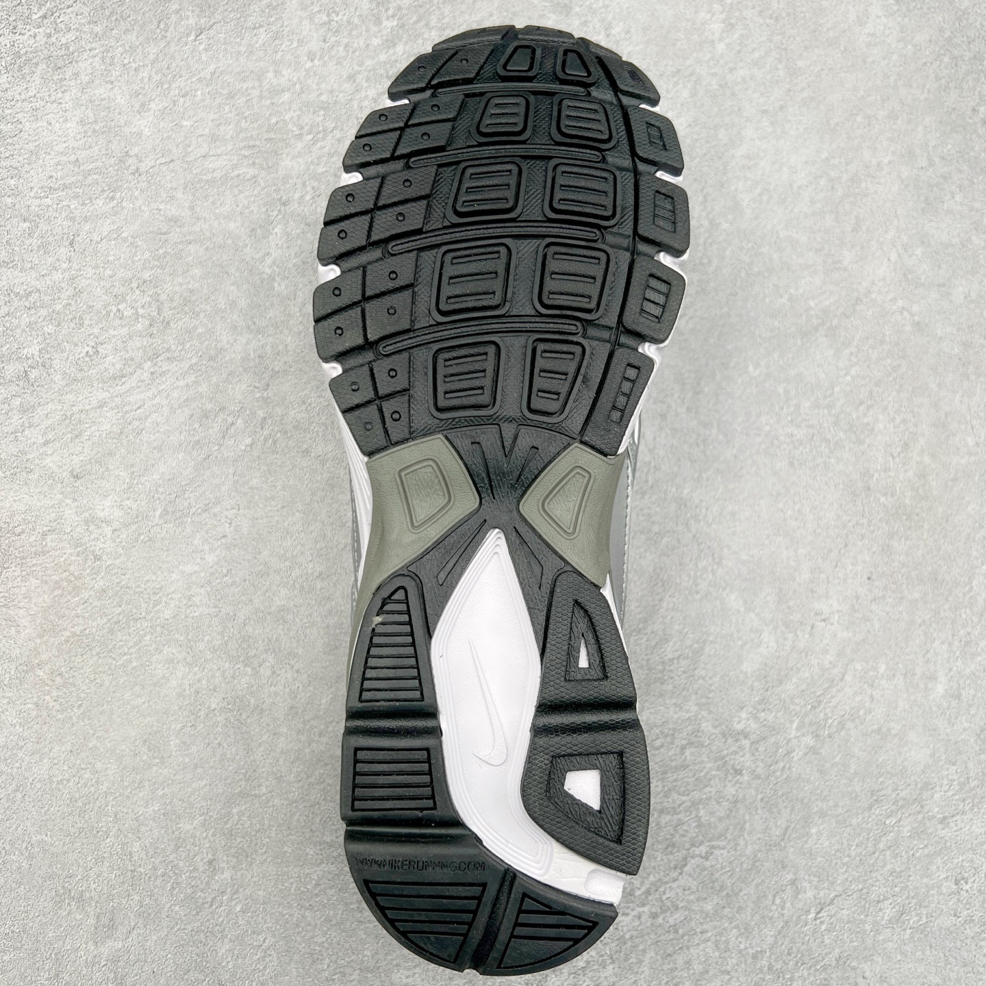 图片[9]-NK Initiator 创始者系列复古老爹鞋运动舒适复古网布合成革减震防滑耐磨低帮休闲跑步鞋 394053-101 Ins爆火全新韩系古着风 回味经典 采用透气网眼鞋面和支撑覆盖层 自然运动设计的Phlyon中底用于缓冲 BRS 1000碳橡胶外底具有轻质柔韧性 牵引力和耐用性 尺码：36 36.5 37.5 38 38.5 39 40 40.5 41 42 42.5 43 44 45-选品中心