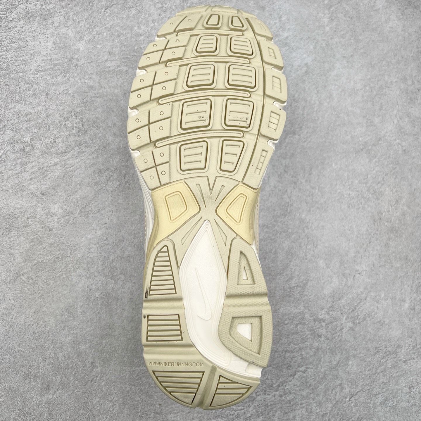 图片[9]-NK Initiator 创始者系列复古老爹鞋运动舒适复古网布合成革减震防滑耐磨低帮休闲跑步鞋 HQ1183-141 Ins爆火全新韩系古着风 回味经典 采用透气网眼鞋面和支撑覆盖层 自然运动设计的Phlyon中底用于缓冲 BRS 1000碳橡胶外底具有轻质柔韧性 牵引力和耐用性 尺码：36 36.5 37.5 38 38.5 39 40 40.5 41 42 42.5 43 44 45-选品中心