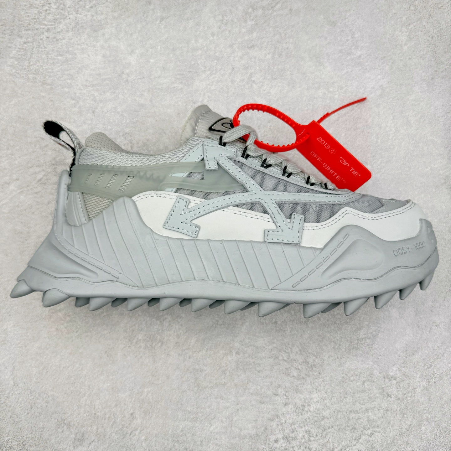 图片[6]-＃KX OFF-WHITE ODSY OW皮革缓震休闲运动鞋 春夏走秀款球鞋 所有配件均通过定做出产正品裁片 原版比例大箭头定制网眼布双拼牛皮进口机器针车 数控针距精准做工不输大牌里层为高密度透气网眼布/垫脚羊皮私模重工抓地橡胶底 后跟坡度最贴切原版鞋型脱模 厚底约4CM 原盒包装配 TPU大底 尺码：36 37 38 39 40 41 42 43 44 45 46 47-选品中心