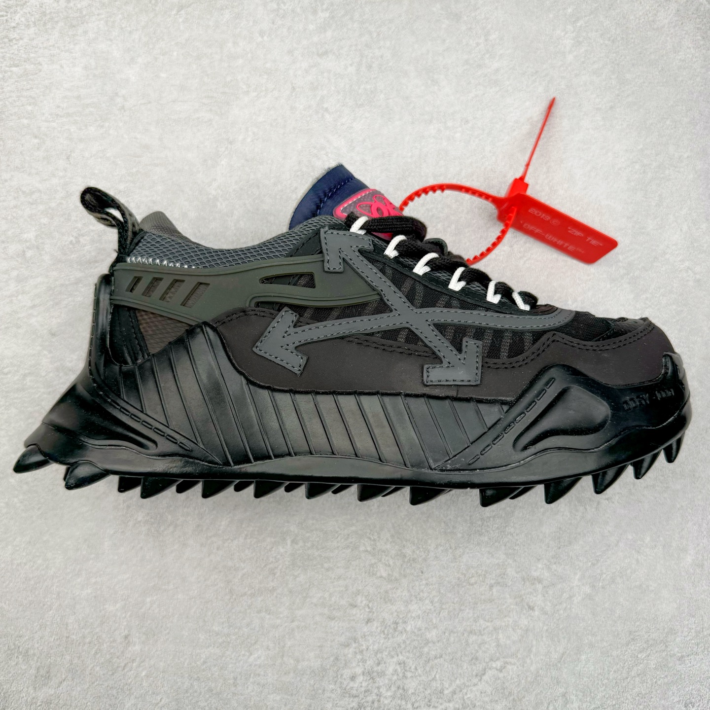 图片[7]-＃KX OFF-WHITE ODSY OW皮革缓震休闲运动鞋 春夏走秀款球鞋 所有配件均通过定做出产正品裁片 原版比例大箭头定制网眼布双拼牛皮进口机器针车 数控针距精准做工不输大牌里层为高密度透气网眼布/垫脚羊皮私模重工抓地橡胶底 后跟坡度最贴切原版鞋型脱模 厚底约4CM 原盒包装配 TPU大底 尺码：36 37 38 39 40 41 42 43 44 45 46 47-选品中心