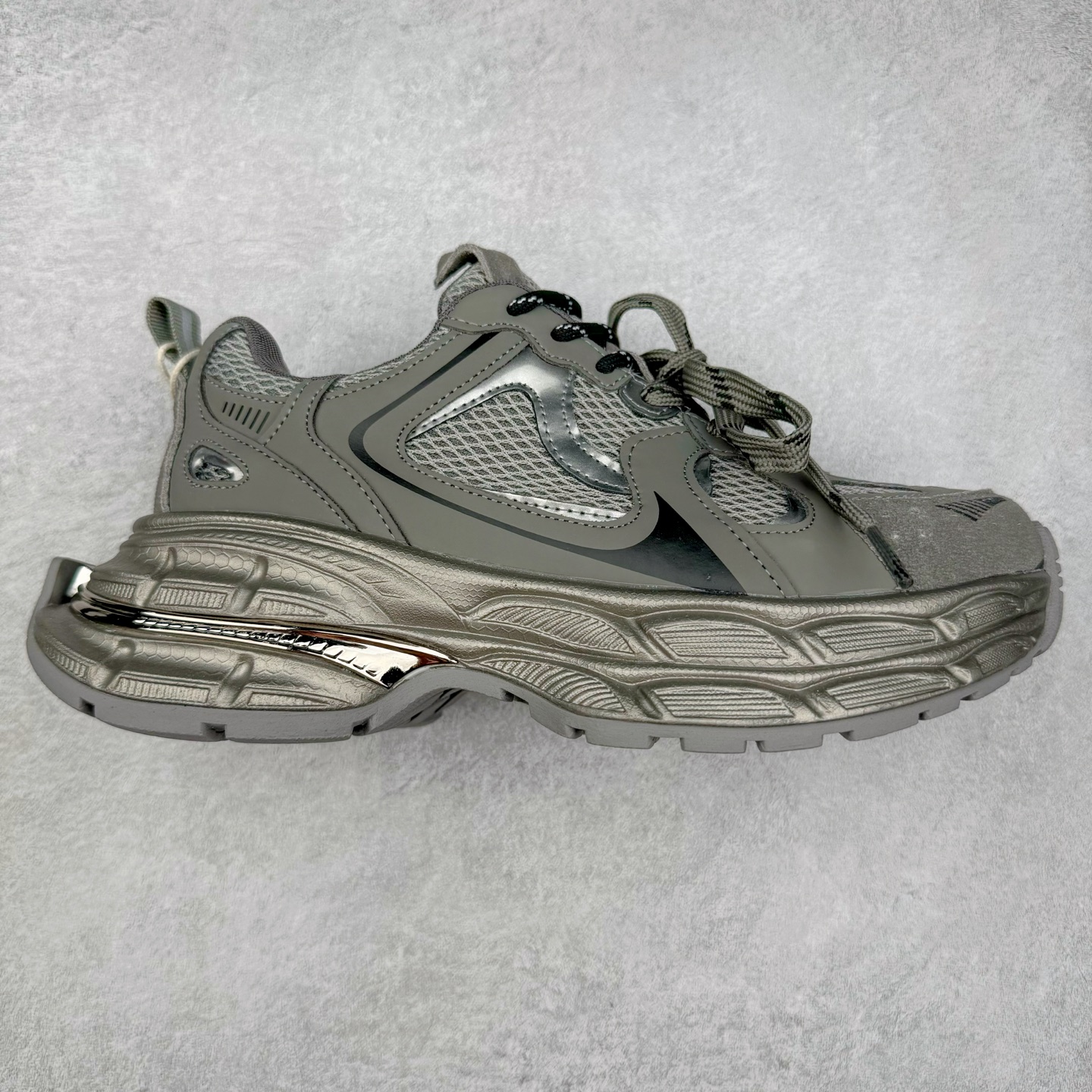 GG-CC Chunky Low白鹿同款独星球 2024新款GGCC低帮复古厚底增高老爹鞋 时髦look轻松定格 不费力展现率性氛围 原版正确大底 高档银盒 酷帅机能风不规则设计大底 8CM 增高厚底 大长腿既视感轻松拿捏 货号：G24X9833 尺码：35 36 37 38 39 40-选品中心