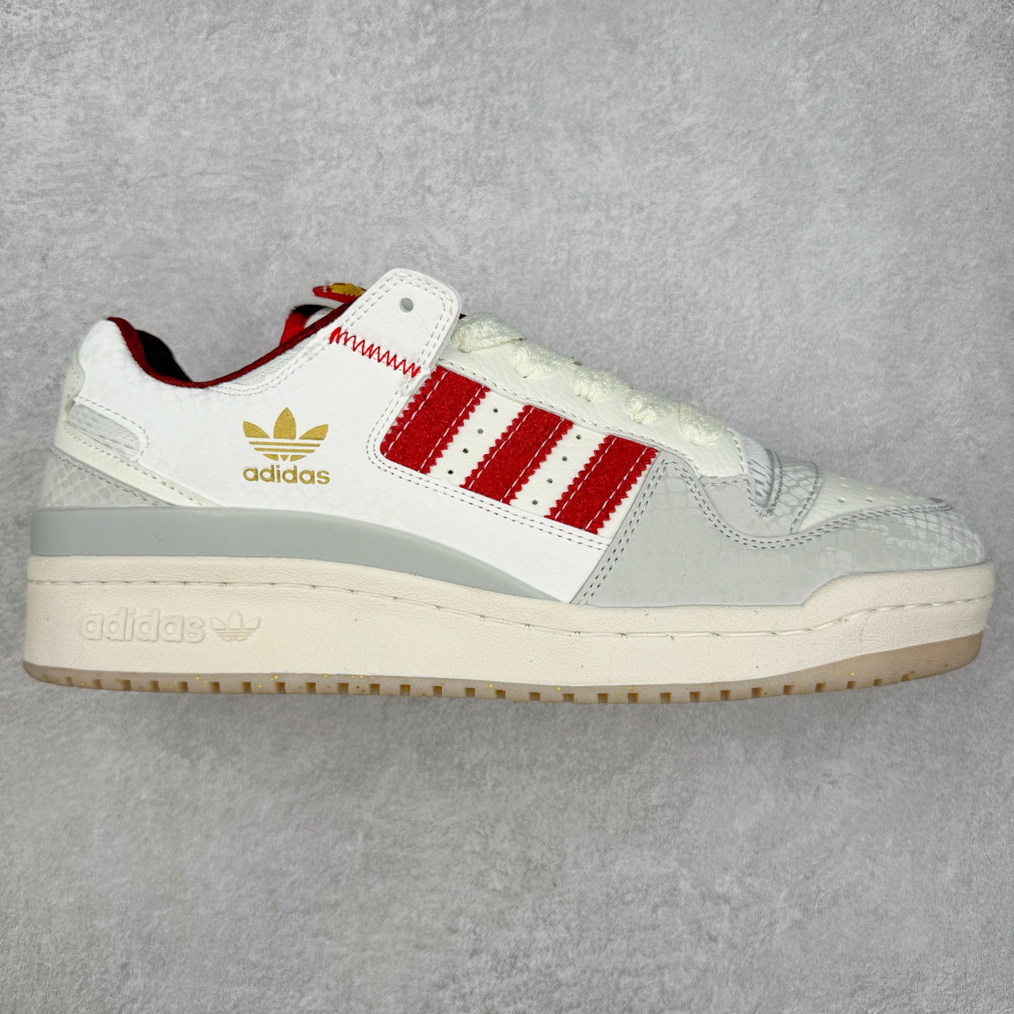 #C版纯原 AD Forum 84 Low OG 低帮百搭潮流休闲运动板鞋 JP9969 以复古篮球鞋的外形为基础 采用皮革拼接 简约百搭 更加贴合舒适 中底内侧网格造型起到点睛之笔 外底橡胶 更显复古 尺码:36 36.5 37.5 38 38.5 39 40 40.5 41 42 42.5 43 44 44.5 45-选品中心