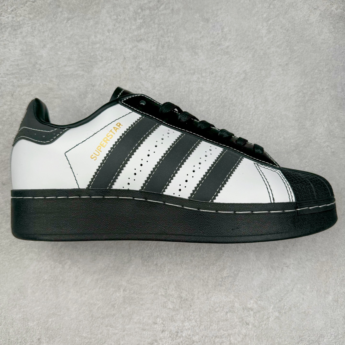 ＃特价福利 AD Originals Superstar 经典复古贝壳头厚底板鞋 诞生于1969年 是第一双将全皮面鞋 身与橡胶鞋头结合在一起的低帮篮球鞋 Superstar最开始 是作为高帮篮球鞋Pro Model的低帮版本而出现的 但因为其独特和醒目的橡胶鞋头造型而让大家熟知 被大家形象地称为\\\”shelltoe\\\”贝壳头 在70年代的美国职业篮球场上 接近3/4的NBA球员都将这双Superstar作为场上用鞋 80年代之后 经过不断的改良和发展 Superstar逐渐成为横跨时装、音乐、街头文化、休闲和运动等各大领域的时尚潮鞋 尺码：35.5 36 36.5 37 38 38.5 39 40 40.5 41 42 42.5 43 44 44.5 45-选品中心