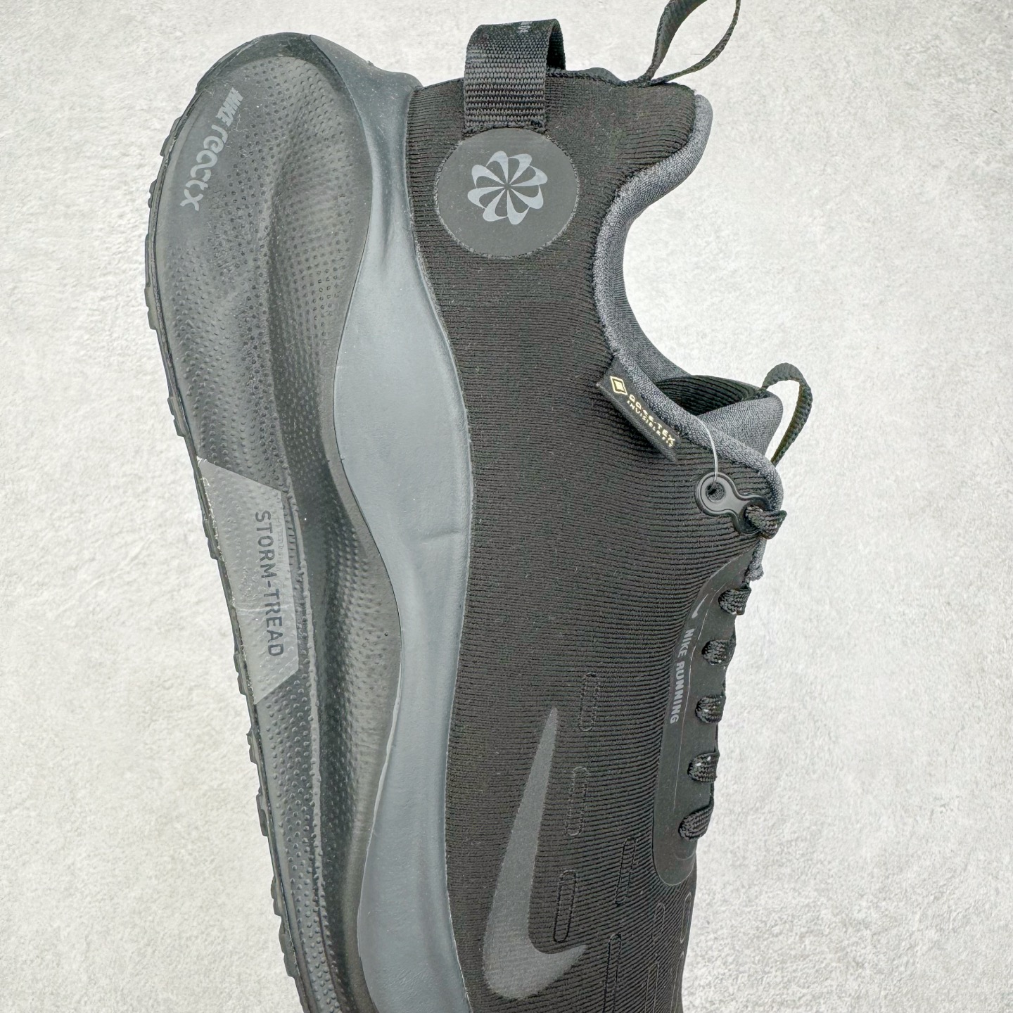 图片[6]-NK Infinity Run 4 Gore-Tex 耐克防水公路助力畅跑鞋 FB2197-002 鞋身融入 GORE-TEX 防水层 搭配柔软鞋口在下雨时帮助双足保持干爽舒适 结合 NK ReactX 泡绵提供高出 React 泡绵 13% 的能量回馈 尺码：36 36.5 37.5 38 38.5 39 40 40.5 41.5 42 42.5 43 44 44.5 45-选品中心