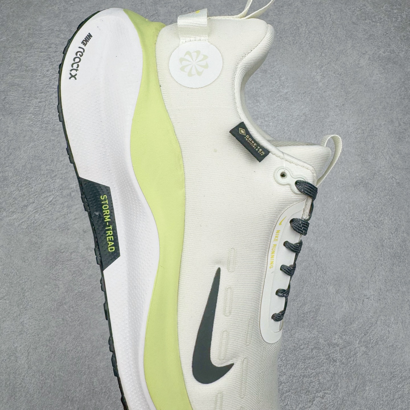 图片[6]-NK Infinity Run 4 Gore-Tex 耐克防水公路助力畅跑鞋 FB2197-100 鞋身融入 GORE-TEX 防水层 搭配柔软鞋口在下雨时帮助双足保持干爽舒适 结合 NK ReactX 泡绵提供高出 React 泡绵 13% 的能量回馈 尺码：36 36.5 37.5 38 38.5 39 40 40.5 41.5 42 42.5 43 44 44.5 45-选品中心