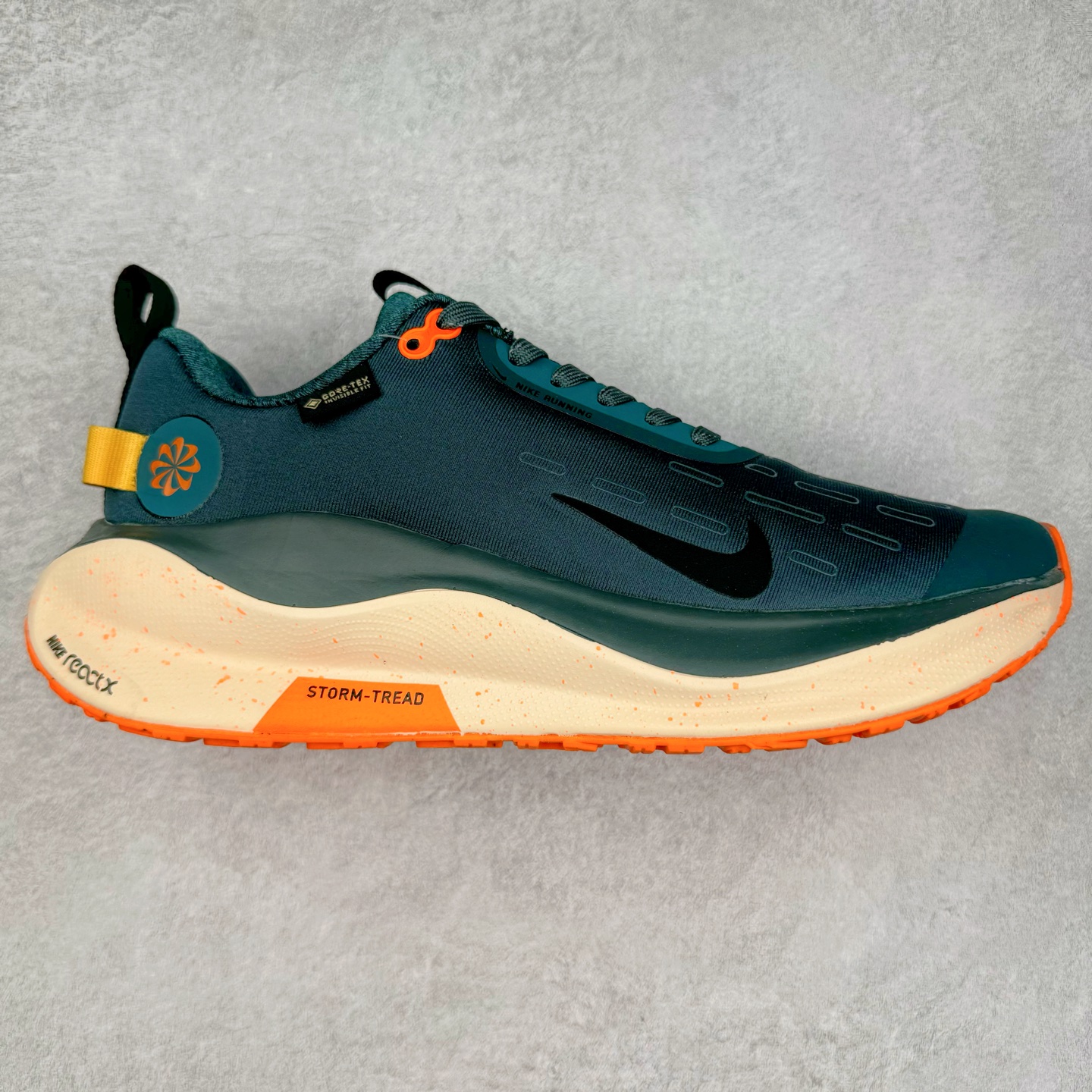 NK Infinity Run 4 Gore-Tex 耐克防水公路助力畅跑鞋 FB2204-300 鞋身融入 GORE-TEX 防水层 搭配柔软鞋口在下雨时帮助双足保持干爽舒适 结合 NK ReactX 泡绵提供高出 React 泡绵 13% 的能量回馈 尺码：36 36.5 37.5 38 38.5 39 40 40.5 41.5 42 42.5 43 44 44.5 45-选品中心