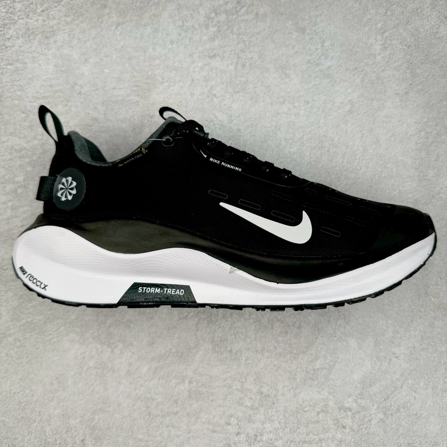 NK Infinity Run 4 Gore-Tex 耐克防水公路助力畅跑鞋 FB2204-001 鞋身融入 GORE-TEX 防水层 搭配柔软鞋口在下雨时帮助双足保持干爽舒适 结合 NK ReactX 泡绵提供高出 React 泡绵 13% 的能量回馈 尺码：36 36.5 37.5 38 38.5 39 40 40.5 41.5 42 42.5 43 44 44.5 45-选品中心