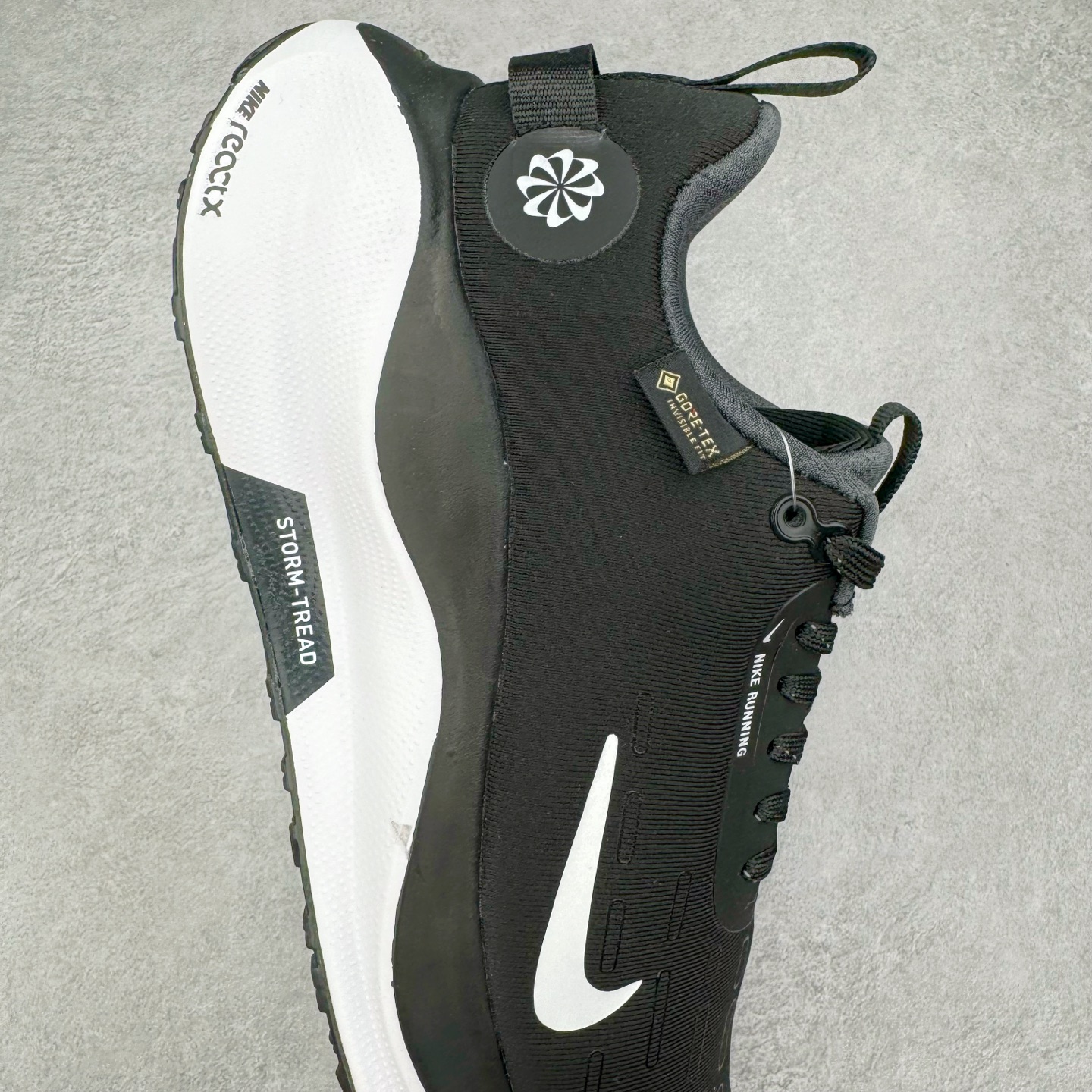 图片[6]-NK Infinity Run 4 Gore-Tex 耐克防水公路助力畅跑鞋 FB2204-001 鞋身融入 GORE-TEX 防水层 搭配柔软鞋口在下雨时帮助双足保持干爽舒适 结合 NK ReactX 泡绵提供高出 React 泡绵 13% 的能量回馈 尺码：36 36.5 37.5 38 38.5 39 40 40.5 41.5 42 42.5 43 44 44.5 45-选品中心