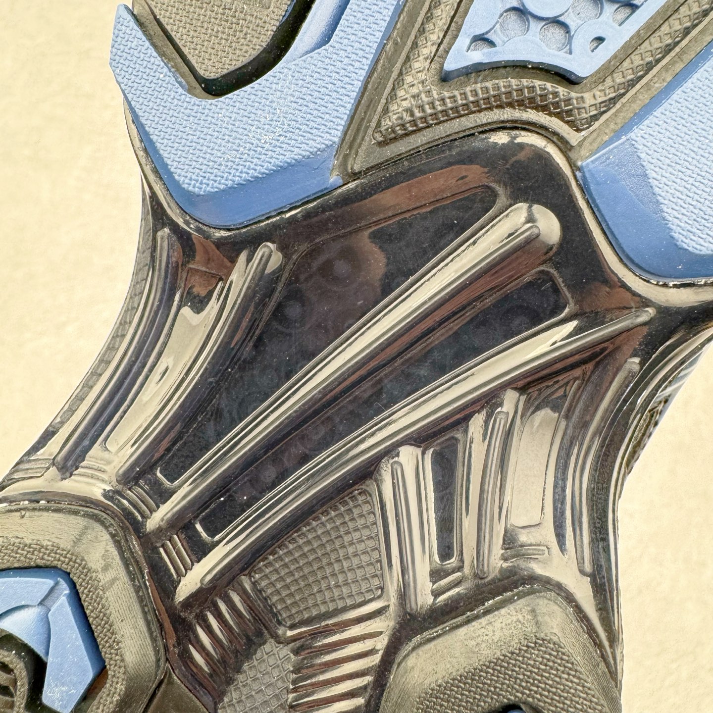 图片[18]-＃Lw纯原 ASICS Gel-Nimbus 10.1 亚瑟士雨云10.1代系列轻量缓震休闲运动跑步鞋 近年来，运动鞋市场迎来了一个新的设计潮流：通过融合艺术与技术，赋予运动鞋更多的时尚元素和创新设计。作为市场中的领导者之一，ASICS（亚瑟士）一向以其技术创新和卓越的鞋款设计著称。而另一个前卫的实验鞋类品牌EMPTY BEHAVIOR，以其非凡的创意和探索，尤其对未来主义和非传统材料的热情撞击，从业界中脱颖而出。两者的合作，以推出特别版的GEL-NIMBUS™ 10.1鞋款——主题为“EVEN MY SHOE IS ART”为标志，为运动鞋设计涉入一个全新的高度。尺码：36 37 37.5 38 39 39.5 40.5 41.5 42 42.5 43.5 44 44.5 45 46-选品中心