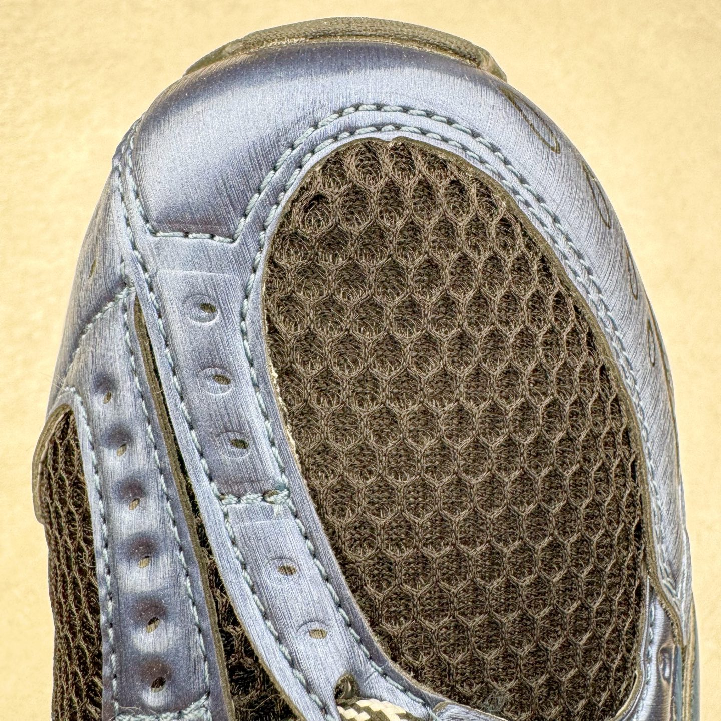 图片[14]-＃Lw纯原 ASICS Gel-Nimbus 10.1 亚瑟士雨云10.1代系列轻量缓震休闲运动跑步鞋 近年来，运动鞋市场迎来了一个新的设计潮流：通过融合艺术与技术，赋予运动鞋更多的时尚元素和创新设计。作为市场中的领导者之一，ASICS（亚瑟士）一向以其技术创新和卓越的鞋款设计著称。而另一个前卫的实验鞋类品牌EMPTY BEHAVIOR，以其非凡的创意和探索，尤其对未来主义和非传统材料的热情撞击，从业界中脱颖而出。两者的合作，以推出特别版的GEL-NIMBUS™ 10.1鞋款——主题为“EVEN MY SHOE IS ART”为标志，为运动鞋设计涉入一个全新的高度。尺码：36 37 37.5 38 39 39.5 40.5 41.5 42 42.5 43.5 44 44.5 45 46-选品中心