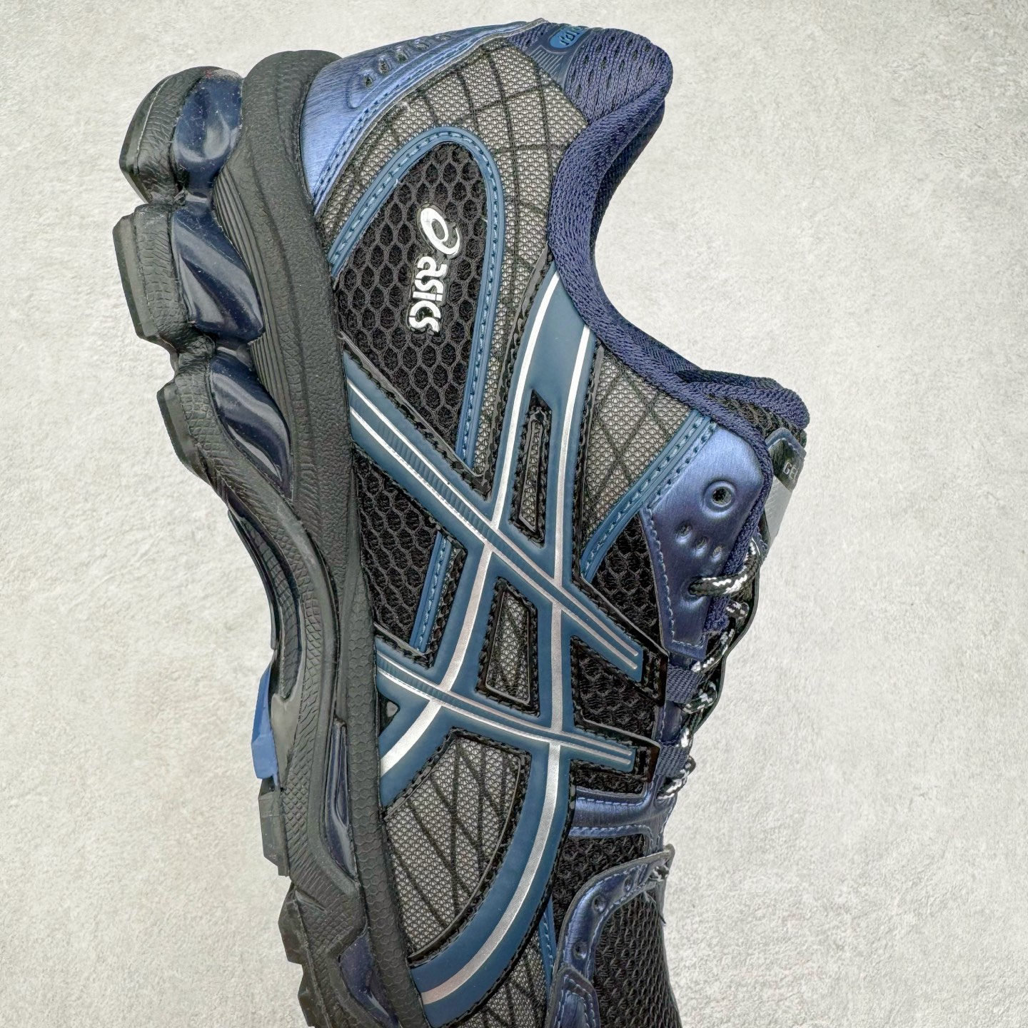 图片[6]-＃Lw纯原 ASICS Gel-Nimbus 10.1 亚瑟士雨云10.1代系列轻量缓震休闲运动跑步鞋 近年来，运动鞋市场迎来了一个新的设计潮流：通过融合艺术与技术，赋予运动鞋更多的时尚元素和创新设计。作为市场中的领导者之一，ASICS（亚瑟士）一向以其技术创新和卓越的鞋款设计著称。而另一个前卫的实验鞋类品牌EMPTY BEHAVIOR，以其非凡的创意和探索，尤其对未来主义和非传统材料的热情撞击，从业界中脱颖而出。两者的合作，以推出特别版的GEL-NIMBUS™ 10.1鞋款——主题为“EVEN MY SHOE IS ART”为标志，为运动鞋设计涉入一个全新的高度。尺码：36 37 37.5 38 39 39.5 40.5 41.5 42 42.5 43.5 44 44.5 45 46-选品中心